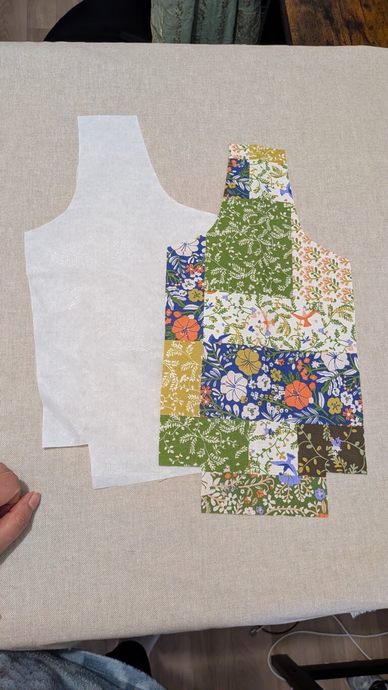 Coudre un sac à vin élégant avec poignée intégrée — Tutoriel complet, saruimagine, sac à vin en tissu fait main avec poignée intégrée posé sur une table, bouteille de vin dans un sac textile élégant avec fond carré, sac à bouteille cousu en lin naturel avec thermocollant pour maintien, détail de la poignée intégrée d’un sac à vin cousu main, sac à vin réutilisable en tissu épais style cadeau artisanal, couture sac à bouteille avec doublure propre et surpiqûre, sac à vin beige minimaliste esprit artisanal chic, présentation d’un sac à vin couture avec bouteille de vin cadeau, gros plan sur la couture et le fond carré 4x4 cm d’un sac à vin, sac à vin cousu main utilisé pour offrir une bouteille lors d’un dîner, emballage cadeau durable sac à vin tissu écologique, sac à vin solide en coton épais avec finition professionnelle, tutoriel couture sac à bouteille élégant avec poignée