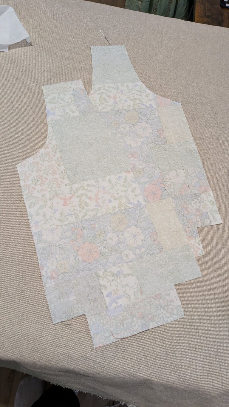 Coudre un sac à vin élégant avec poignée intégrée — Tutoriel complet, saruimagine, sac à vin en tissu fait main avec poignée intégrée posé sur une table, bouteille de vin dans un sac textile élégant avec fond carré, sac à bouteille cousu en lin naturel avec thermocollant pour maintien, détail de la poignée intégrée d’un sac à vin cousu main, sac à vin réutilisable en tissu épais style cadeau artisanal, couture sac à bouteille avec doublure propre et surpiqûre, sac à vin beige minimaliste esprit artisanal chic, présentation d’un sac à vin couture avec bouteille de vin cadeau, gros plan sur la couture et le fond carré 4x4 cm d’un sac à vin, sac à vin cousu main utilisé pour offrir une bouteille lors d’un dîner, emballage cadeau durable sac à vin tissu écologique, sac à vin solide en coton épais avec finition professionnelle, tutoriel couture sac à bouteille élégant avec poignée