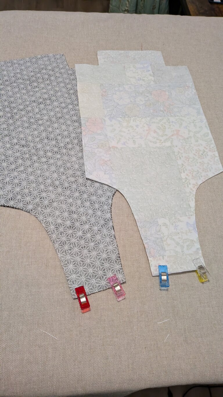 Coudre un sac à vin élégant avec poignée intégrée — Tutoriel complet, saruimagine, sac à vin en tissu fait main avec poignée intégrée posé sur une table, bouteille de vin dans un sac textile élégant avec fond carré, sac à bouteille cousu en lin naturel avec thermocollant pour maintien, détail de la poignée intégrée d’un sac à vin cousu main, sac à vin réutilisable en tissu épais style cadeau artisanal, couture sac à bouteille avec doublure propre et surpiqûre, sac à vin beige minimaliste esprit artisanal chic, présentation d’un sac à vin couture avec bouteille de vin cadeau, gros plan sur la couture et le fond carré 4x4 cm d’un sac à vin, sac à vin cousu main utilisé pour offrir une bouteille lors d’un dîner, emballage cadeau durable sac à vin tissu écologique, sac à vin solide en coton épais avec finition professionnelle, tutoriel couture sac à bouteille élégant avec poignée