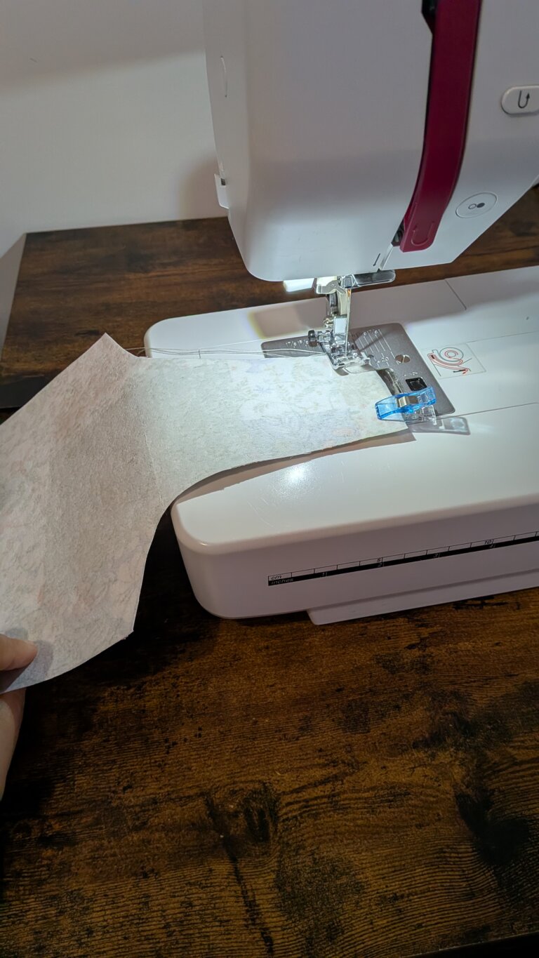 Coudre un sac à vin élégant avec poignée intégrée — Tutoriel complet, saruimagine, sac à vin en tissu fait main avec poignée intégrée posé sur une table, bouteille de vin dans un sac textile élégant avec fond carré, sac à bouteille cousu en lin naturel avec thermocollant pour maintien, détail de la poignée intégrée d’un sac à vin cousu main, sac à vin réutilisable en tissu épais style cadeau artisanal, couture sac à bouteille avec doublure propre et surpiqûre, sac à vin beige minimaliste esprit artisanal chic, présentation d’un sac à vin couture avec bouteille de vin cadeau, gros plan sur la couture et le fond carré 4x4 cm d’un sac à vin, sac à vin cousu main utilisé pour offrir une bouteille lors d’un dîner, emballage cadeau durable sac à vin tissu écologique, sac à vin solide en coton épais avec finition professionnelle, tutoriel couture sac à bouteille élégant avec poignée