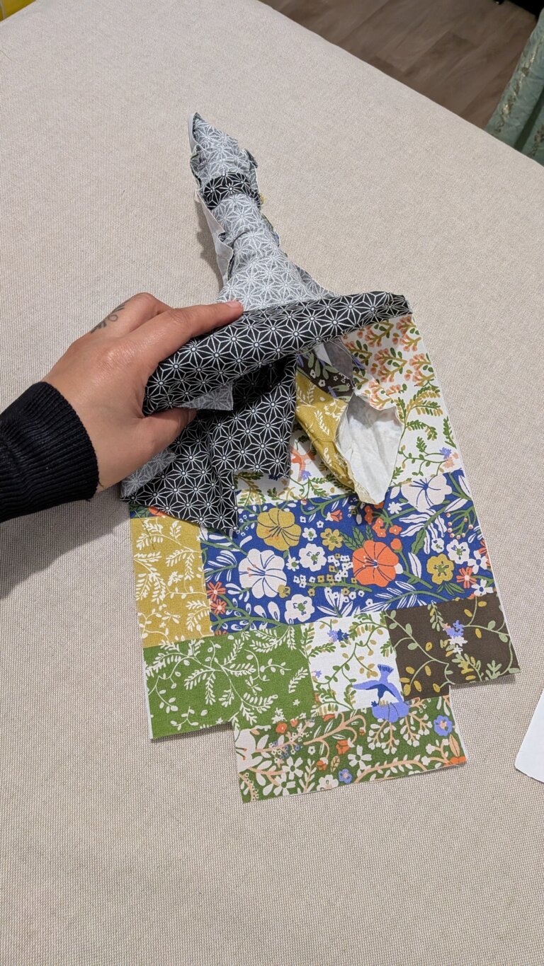 Coudre un sac à vin élégant avec poignée intégrée — Tutoriel complet, saruimagine, sac à vin en tissu fait main avec poignée intégrée posé sur une table, bouteille de vin dans un sac textile élégant avec fond carré, sac à bouteille cousu en lin naturel avec thermocollant pour maintien, détail de la poignée intégrée d’un sac à vin cousu main, sac à vin réutilisable en tissu épais style cadeau artisanal, couture sac à bouteille avec doublure propre et surpiqûre, sac à vin beige minimaliste esprit artisanal chic, présentation d’un sac à vin couture avec bouteille de vin cadeau, gros plan sur la couture et le fond carré 4x4 cm d’un sac à vin, sac à vin cousu main utilisé pour offrir une bouteille lors d’un dîner, emballage cadeau durable sac à vin tissu écologique, sac à vin solide en coton épais avec finition professionnelle, tutoriel couture sac à bouteille élégant avec poignée