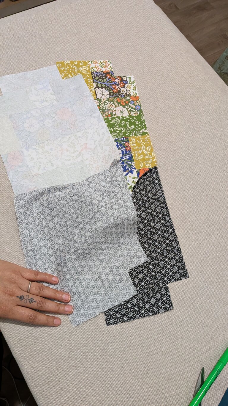 Coudre un sac à vin élégant avec poignée intégrée — Tutoriel complet, saruimagine, sac à vin en tissu fait main avec poignée intégrée posé sur une table, bouteille de vin dans un sac textile élégant avec fond carré, sac à bouteille cousu en lin naturel avec thermocollant pour maintien, détail de la poignée intégrée d’un sac à vin cousu main, sac à vin réutilisable en tissu épais style cadeau artisanal, couture sac à bouteille avec doublure propre et surpiqûre, sac à vin beige minimaliste esprit artisanal chic, présentation d’un sac à vin couture avec bouteille de vin cadeau, gros plan sur la couture et le fond carré 4x4 cm d’un sac à vin, sac à vin cousu main utilisé pour offrir une bouteille lors d’un dîner, emballage cadeau durable sac à vin tissu écologique, sac à vin solide en coton épais avec finition professionnelle, tutoriel couture sac à bouteille élégant avec poignée