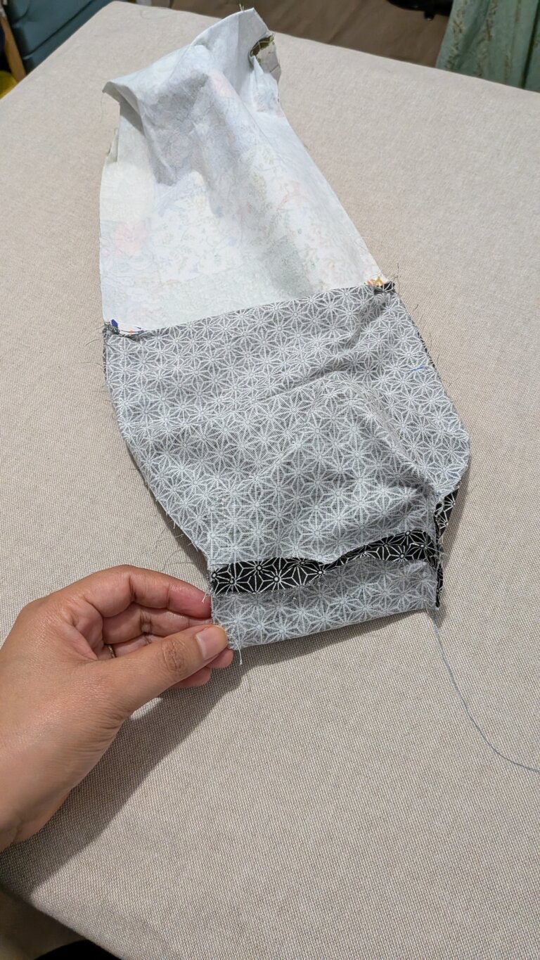 Coudre un sac à vin élégant avec poignée intégrée — Tutoriel complet, saruimagine, sac à vin en tissu fait main avec poignée intégrée posé sur une table, bouteille de vin dans un sac textile élégant avec fond carré, sac à bouteille cousu en lin naturel avec thermocollant pour maintien, détail de la poignée intégrée d’un sac à vin cousu main, sac à vin réutilisable en tissu épais style cadeau artisanal, couture sac à bouteille avec doublure propre et surpiqûre, sac à vin beige minimaliste esprit artisanal chic, présentation d’un sac à vin couture avec bouteille de vin cadeau, gros plan sur la couture et le fond carré 4x4 cm d’un sac à vin, sac à vin cousu main utilisé pour offrir une bouteille lors d’un dîner, emballage cadeau durable sac à vin tissu écologique, sac à vin solide en coton épais avec finition professionnelle, tutoriel couture sac à bouteille élégant avec poignée