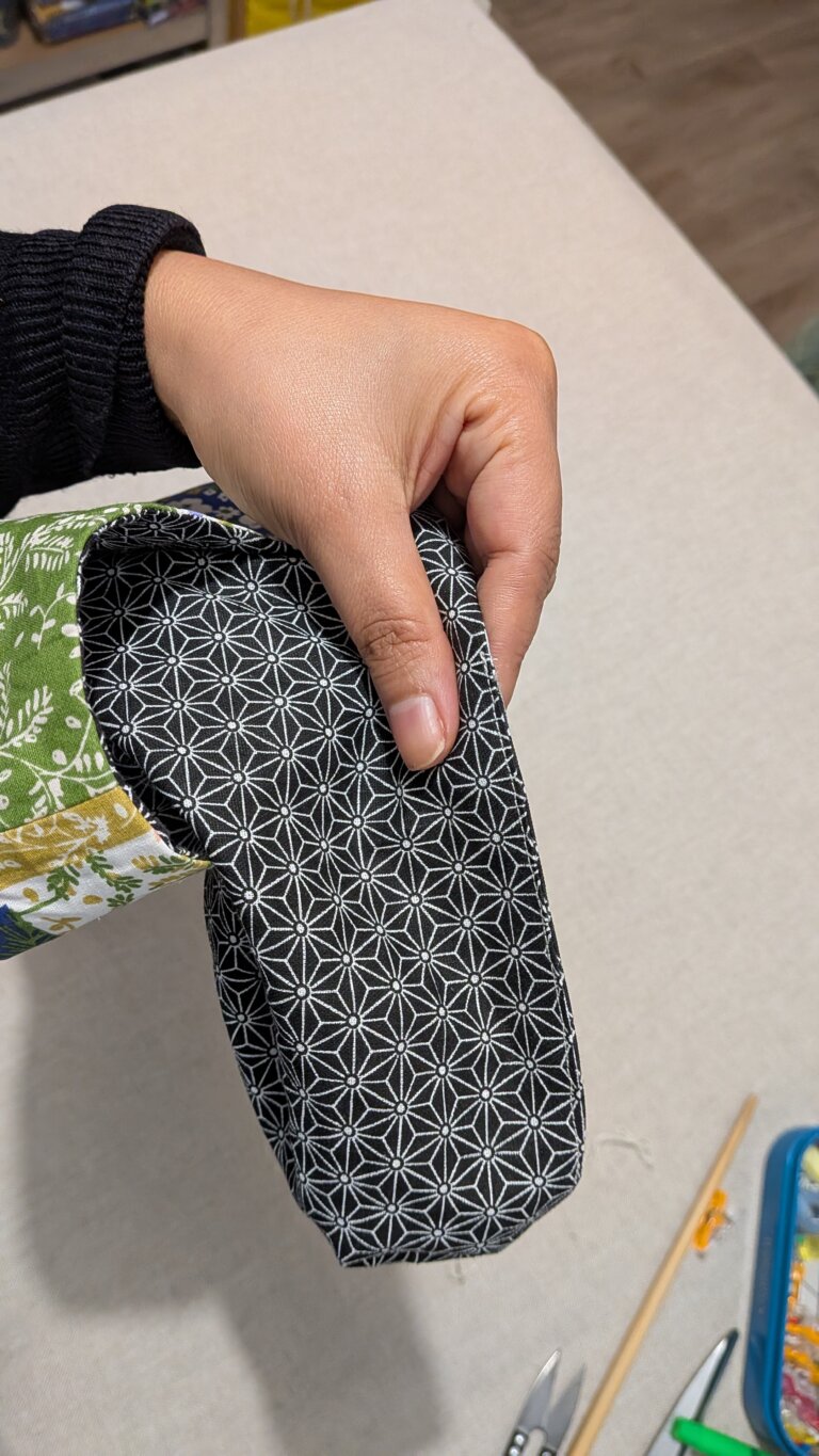 Coudre un sac à vin élégant avec poignée intégrée — Tutoriel complet, saruimagine, sac à vin en tissu fait main avec poignée intégrée posé sur une table, bouteille de vin dans un sac textile élégant avec fond carré, sac à bouteille cousu en lin naturel avec thermocollant pour maintien, détail de la poignée intégrée d’un sac à vin cousu main, sac à vin réutilisable en tissu épais style cadeau artisanal, couture sac à bouteille avec doublure propre et surpiqûre, sac à vin beige minimaliste esprit artisanal chic, présentation d’un sac à vin couture avec bouteille de vin cadeau, gros plan sur la couture et le fond carré 4x4 cm d’un sac à vin, sac à vin cousu main utilisé pour offrir une bouteille lors d’un dîner, emballage cadeau durable sac à vin tissu écologique, sac à vin solide en coton épais avec finition professionnelle, tutoriel couture sac à bouteille élégant avec poignée