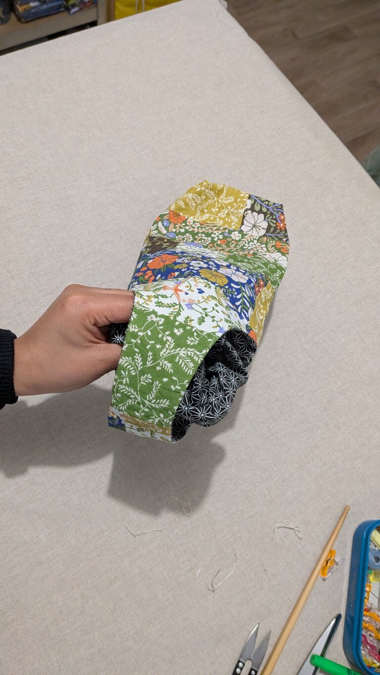 Coudre un sac à vin élégant avec poignée intégrée — Tutoriel complet, saruimagine, sac à vin en tissu fait main avec poignée intégrée posé sur une table, bouteille de vin dans un sac textile élégant avec fond carré, sac à bouteille cousu en lin naturel avec thermocollant pour maintien, détail de la poignée intégrée d’un sac à vin cousu main, sac à vin réutilisable en tissu épais style cadeau artisanal, couture sac à bouteille avec doublure propre et surpiqûre, sac à vin beige minimaliste esprit artisanal chic, présentation d’un sac à vin couture avec bouteille de vin cadeau, gros plan sur la couture et le fond carré 4x4 cm d’un sac à vin, sac à vin cousu main utilisé pour offrir une bouteille lors d’un dîner, emballage cadeau durable sac à vin tissu écologique, sac à vin solide en coton épais avec finition professionnelle, tutoriel couture sac à bouteille élégant avec poignée