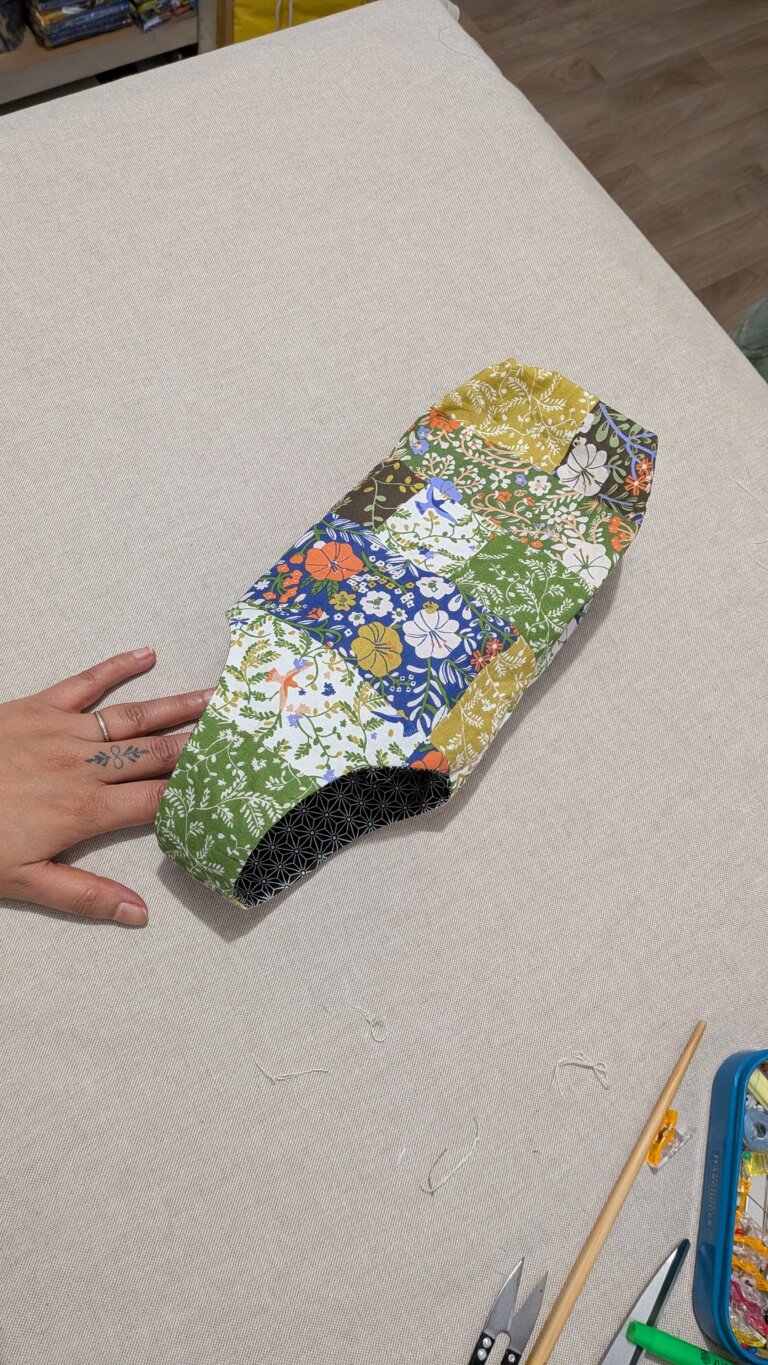 Coudre un sac à vin élégant avec poignée intégrée — Tutoriel complet, saruimagine, sac à vin en tissu fait main avec poignée intégrée posé sur une table, bouteille de vin dans un sac textile élégant avec fond carré, sac à bouteille cousu en lin naturel avec thermocollant pour maintien, détail de la poignée intégrée d’un sac à vin cousu main, sac à vin réutilisable en tissu épais style cadeau artisanal, couture sac à bouteille avec doublure propre et surpiqûre, sac à vin beige minimaliste esprit artisanal chic, présentation d’un sac à vin couture avec bouteille de vin cadeau, gros plan sur la couture et le fond carré 4x4 cm d’un sac à vin, sac à vin cousu main utilisé pour offrir une bouteille lors d’un dîner, emballage cadeau durable sac à vin tissu écologique, sac à vin solide en coton épais avec finition professionnelle, tutoriel couture sac à bouteille élégant avec poignée