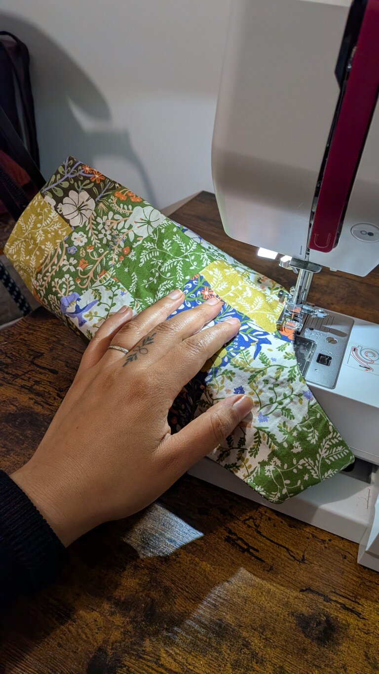 Coudre un sac à vin élégant avec poignée intégrée — Tutoriel complet, saruimagine, sac à vin en tissu fait main avec poignée intégrée posé sur une table, bouteille de vin dans un sac textile élégant avec fond carré, sac à bouteille cousu en lin naturel avec thermocollant pour maintien, détail de la poignée intégrée d’un sac à vin cousu main, sac à vin réutilisable en tissu épais style cadeau artisanal, couture sac à bouteille avec doublure propre et surpiqûre, sac à vin beige minimaliste esprit artisanal chic, présentation d’un sac à vin couture avec bouteille de vin cadeau, gros plan sur la couture et le fond carré 4x4 cm d’un sac à vin, sac à vin cousu main utilisé pour offrir une bouteille lors d’un dîner, emballage cadeau durable sac à vin tissu écologique, sac à vin solide en coton épais avec finition professionnelle, tutoriel couture sac à bouteille élégant avec poignée