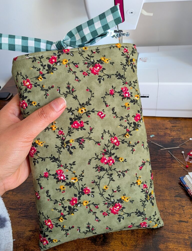 Comment coudre une housse de livre (Pochette à livre), couture blog, auto couture, housse de livre cousue main, coudre une housse de livre, couture facile débutant, tuto couture livre, dimensions housse de livre, tissu coton pour housse de livre, préparation du tissu couture, découpe du tissu pour housse, assemblage tissu extérieur et doublure, thermocoller molleton, couture des bouches de la housse, assembler tissus endroit contre endroit, retourner housse de livre cousue, repasser housse de livre, fermeture housse livre avec rubans, faire ses propres rubans en tissu, housse de livre avec élastique et bouton, finitions couture piqûre décorative, topstitch couture housse de livre, housse de livre terminée, idée cadeau couture, accessoire lecture fait main, saruimagine
