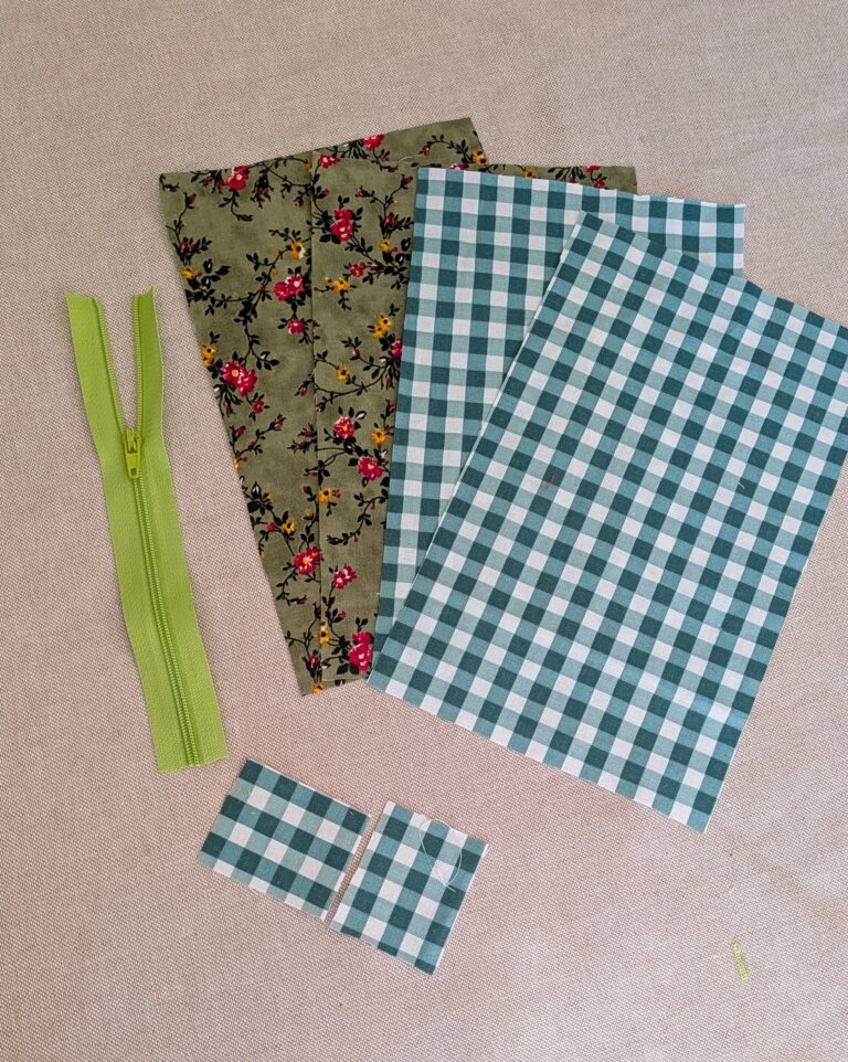pochette zippée plate en tissu coloré, projet couture débutant, tutoriel couture facile, fermeture éclair posée sur la pochette, couture facile pour débutant, tuto pochette zippée, étapes de couture de la trousse, pochette zippée plate, utiliser des chutes de tissu, couture des coins de la pochette, trousse facile à coudre, projet zéro déchet, pochette zippée finie sur fond blanc, tuto couture débutant, pochette réutilisant des chutes, tissu matelassé pour pochette zippée, couture facile, projet couture pour débutant, ajout de thermocollant sur pochette, trousse couture rapide, pochette zippée DIY, variantes patchwork de la pochette, couture zéro déchet, tutoriel pochette facile, Tuto couture facile : coudre une pochette zippée plate – projet débutant et zéro déchet, saruimagine
