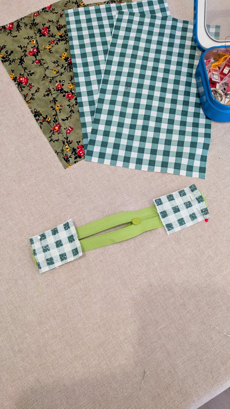 pochette zippée plate en tissu coloré, projet couture débutant, tutoriel couture facile, fermeture éclair posée sur la pochette, couture facile pour débutant, tuto pochette zippée, étapes de couture de la trousse, pochette zippée plate, utiliser des chutes de tissu, couture des coins de la pochette, trousse facile à coudre, projet zéro déchet, pochette zippée finie sur fond blanc, tuto couture débutant, pochette réutilisant des chutes, tissu matelassé pour pochette zippée, couture facile, projet couture pour débutant, ajout de thermocollant sur pochette, trousse couture rapide, pochette zippée DIY, variantes patchwork de la pochette, couture zéro déchet, tutoriel pochette facile, Tuto couture facile : coudre une pochette zippée plate – projet débutant et zéro déchet, saruimagine