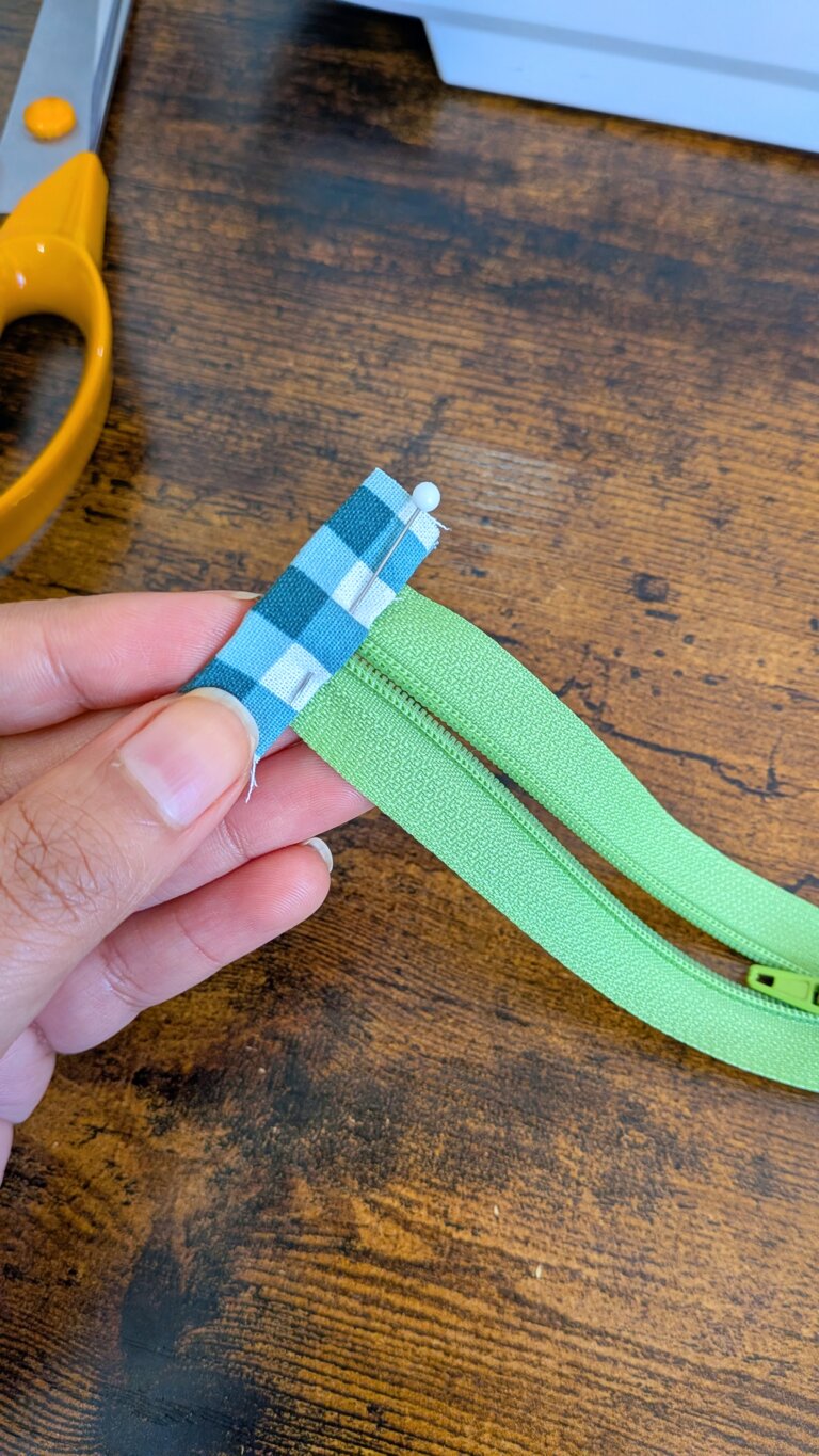 pochette zippée plate en tissu coloré, projet couture débutant, tutoriel couture facile, fermeture éclair posée sur la pochette, couture facile pour débutant, tuto pochette zippée, étapes de couture de la trousse, pochette zippée plate, utiliser des chutes de tissu, couture des coins de la pochette, trousse facile à coudre, projet zéro déchet, pochette zippée finie sur fond blanc, tuto couture débutant, pochette réutilisant des chutes, tissu matelassé pour pochette zippée, couture facile, projet couture pour débutant, ajout de thermocollant sur pochette, trousse couture rapide, pochette zippée DIY, variantes patchwork de la pochette, couture zéro déchet, tutoriel pochette facile, Tuto couture facile : coudre une pochette zippée plate – projet débutant et zéro déchet, saruimagine