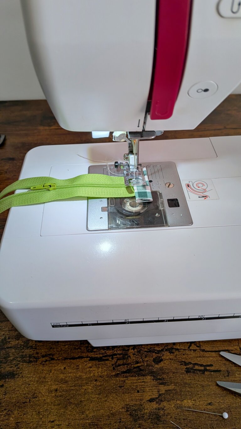 pochette zippée plate en tissu coloré, projet couture débutant, tutoriel couture facile, fermeture éclair posée sur la pochette, couture facile pour débutant, tuto pochette zippée, étapes de couture de la trousse, pochette zippée plate, utiliser des chutes de tissu, couture des coins de la pochette, trousse facile à coudre, projet zéro déchet, pochette zippée finie sur fond blanc, tuto couture débutant, pochette réutilisant des chutes, tissu matelassé pour pochette zippée, couture facile, projet couture pour débutant, ajout de thermocollant sur pochette, trousse couture rapide, pochette zippée DIY, variantes patchwork de la pochette, couture zéro déchet, tutoriel pochette facile, Tuto couture facile : coudre une pochette zippée plate – projet débutant et zéro déchet, saruimagine