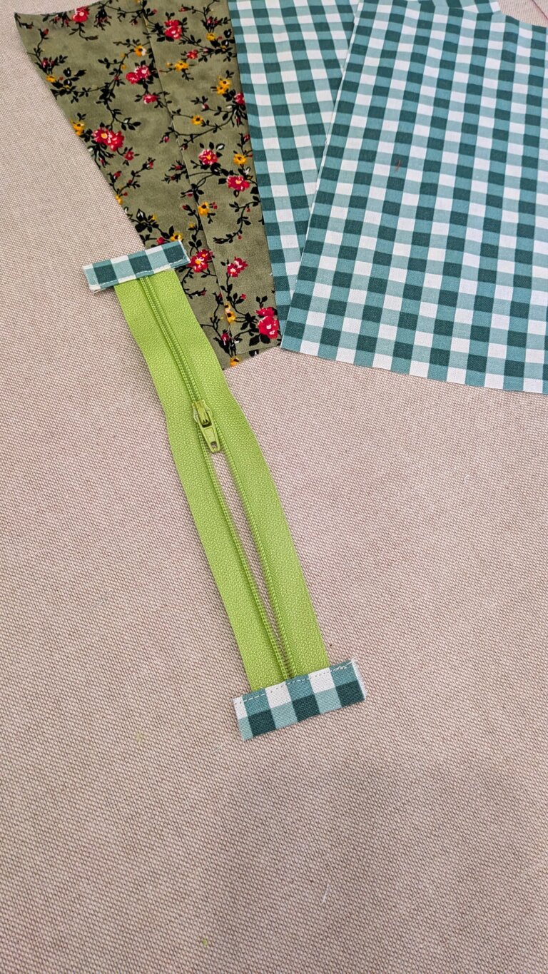 pochette zippée plate en tissu coloré, projet couture débutant, tutoriel couture facile, fermeture éclair posée sur la pochette, couture facile pour débutant, tuto pochette zippée, étapes de couture de la trousse, pochette zippée plate, utiliser des chutes de tissu, couture des coins de la pochette, trousse facile à coudre, projet zéro déchet, pochette zippée finie sur fond blanc, tuto couture débutant, pochette réutilisant des chutes, tissu matelassé pour pochette zippée, couture facile, projet couture pour débutant, ajout de thermocollant sur pochette, trousse couture rapide, pochette zippée DIY, variantes patchwork de la pochette, couture zéro déchet, tutoriel pochette facile, Tuto couture facile : coudre une pochette zippée plate – projet débutant et zéro déchet, saruimagine