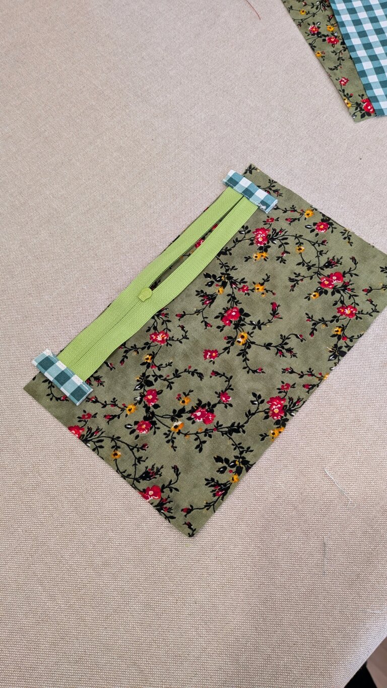 pochette zippée plate en tissu coloré, projet couture débutant, tutoriel couture facile, fermeture éclair posée sur la pochette, couture facile pour débutant, tuto pochette zippée, étapes de couture de la trousse, pochette zippée plate, utiliser des chutes de tissu, couture des coins de la pochette, trousse facile à coudre, projet zéro déchet, pochette zippée finie sur fond blanc, tuto couture débutant, pochette réutilisant des chutes, tissu matelassé pour pochette zippée, couture facile, projet couture pour débutant, ajout de thermocollant sur pochette, trousse couture rapide, pochette zippée DIY, variantes patchwork de la pochette, couture zéro déchet, tutoriel pochette facile, Tuto couture facile : coudre une pochette zippée plate – projet débutant et zéro déchet, saruimagine