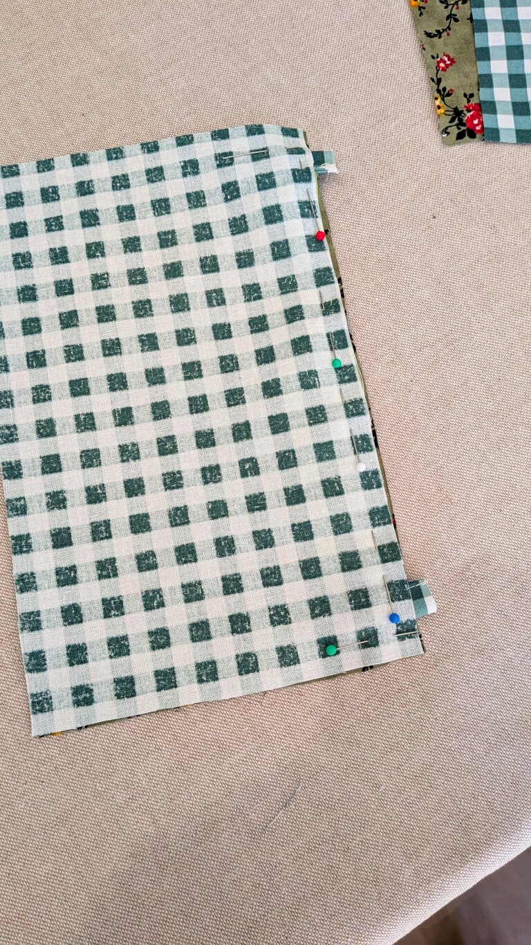 pochette zippée plate en tissu coloré, projet couture débutant, tutoriel couture facile, fermeture éclair posée sur la pochette, couture facile pour débutant, tuto pochette zippée, étapes de couture de la trousse, pochette zippée plate, utiliser des chutes de tissu, couture des coins de la pochette, trousse facile à coudre, projet zéro déchet, pochette zippée finie sur fond blanc, tuto couture débutant, pochette réutilisant des chutes, tissu matelassé pour pochette zippée, couture facile, projet couture pour débutant, ajout de thermocollant sur pochette, trousse couture rapide, pochette zippée DIY, variantes patchwork de la pochette, couture zéro déchet, tutoriel pochette facile, Tuto couture facile : coudre une pochette zippée plate – projet débutant et zéro déchet, saruimagine