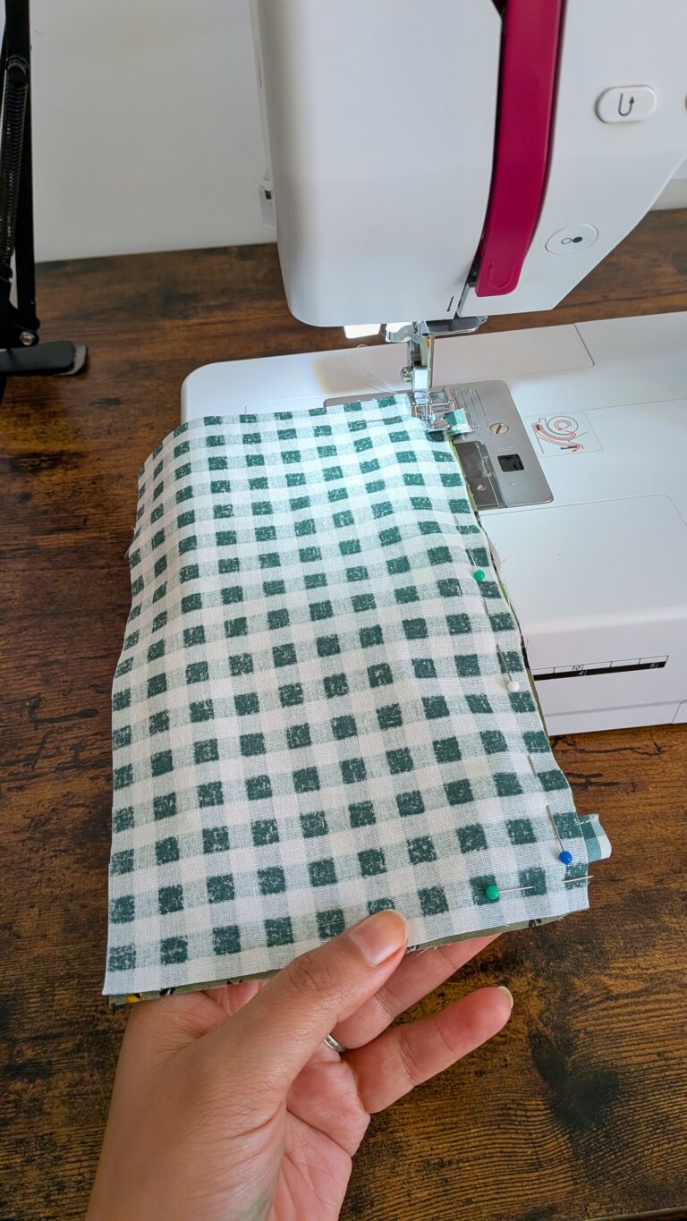 pochette zippée plate en tissu coloré, projet couture débutant, tutoriel couture facile, fermeture éclair posée sur la pochette, couture facile pour débutant, tuto pochette zippée, étapes de couture de la trousse, pochette zippée plate, utiliser des chutes de tissu, couture des coins de la pochette, trousse facile à coudre, projet zéro déchet, pochette zippée finie sur fond blanc, tuto couture débutant, pochette réutilisant des chutes, tissu matelassé pour pochette zippée, couture facile, projet couture pour débutant, ajout de thermocollant sur pochette, trousse couture rapide, pochette zippée DIY, variantes patchwork de la pochette, couture zéro déchet, tutoriel pochette facile, Tuto couture facile : coudre une pochette zippée plate – projet débutant et zéro déchet, saruimagine