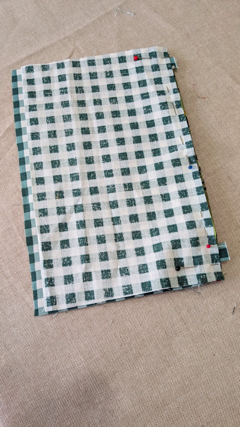 pochette zippée plate en tissu coloré, projet couture débutant, tutoriel couture facile, fermeture éclair posée sur la pochette, couture facile pour débutant, tuto pochette zippée, étapes de couture de la trousse, pochette zippée plate, utiliser des chutes de tissu, couture des coins de la pochette, trousse facile à coudre, projet zéro déchet, pochette zippée finie sur fond blanc, tuto couture débutant, pochette réutilisant des chutes, tissu matelassé pour pochette zippée, couture facile, projet couture pour débutant, ajout de thermocollant sur pochette, trousse couture rapide, pochette zippée DIY, variantes patchwork de la pochette, couture zéro déchet, tutoriel pochette facile, Tuto couture facile : coudre une pochette zippée plate – projet débutant et zéro déchet, saruimagine