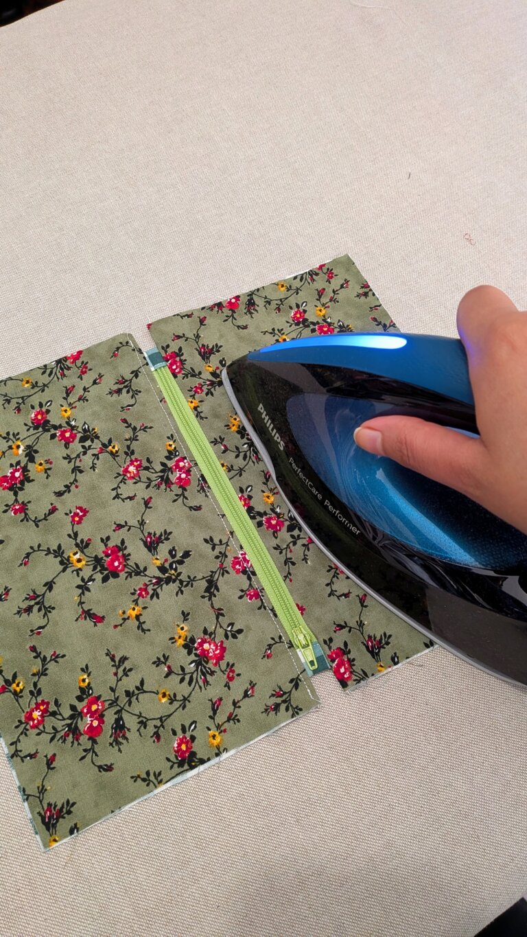 pochette zippée plate en tissu coloré, projet couture débutant, tutoriel couture facile, fermeture éclair posée sur la pochette, couture facile pour débutant, tuto pochette zippée, étapes de couture de la trousse, pochette zippée plate, utiliser des chutes de tissu, couture des coins de la pochette, trousse facile à coudre, projet zéro déchet, pochette zippée finie sur fond blanc, tuto couture débutant, pochette réutilisant des chutes, tissu matelassé pour pochette zippée, couture facile, projet couture pour débutant, ajout de thermocollant sur pochette, trousse couture rapide, pochette zippée DIY, variantes patchwork de la pochette, couture zéro déchet, tutoriel pochette facile, Tuto couture facile : coudre une pochette zippée plate – projet débutant et zéro déchet, saruimagine