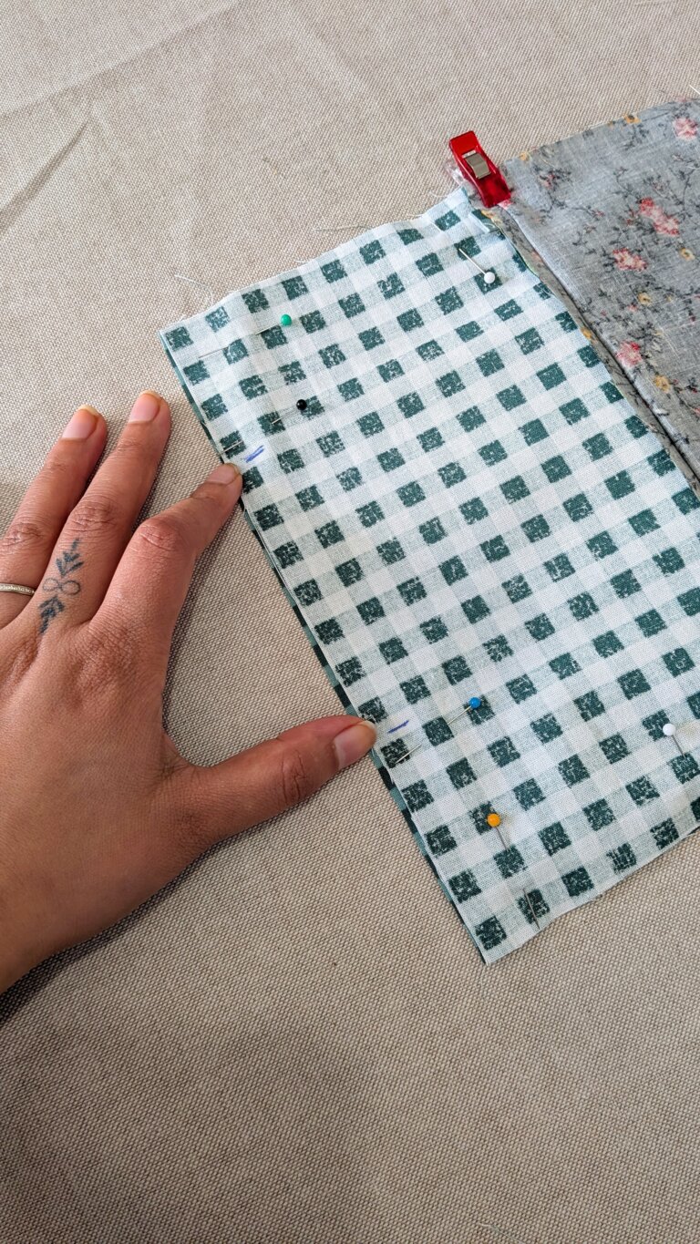 pochette zippée plate en tissu coloré, projet couture débutant, tutoriel couture facile, fermeture éclair posée sur la pochette, couture facile pour débutant, tuto pochette zippée, étapes de couture de la trousse, pochette zippée plate, utiliser des chutes de tissu, couture des coins de la pochette, trousse facile à coudre, projet zéro déchet, pochette zippée finie sur fond blanc, tuto couture débutant, pochette réutilisant des chutes, tissu matelassé pour pochette zippée, couture facile, projet couture pour débutant, ajout de thermocollant sur pochette, trousse couture rapide, pochette zippée DIY, variantes patchwork de la pochette, couture zéro déchet, tutoriel pochette facile, Tuto couture facile : coudre une pochette zippée plate – projet débutant et zéro déchet, saruimagine