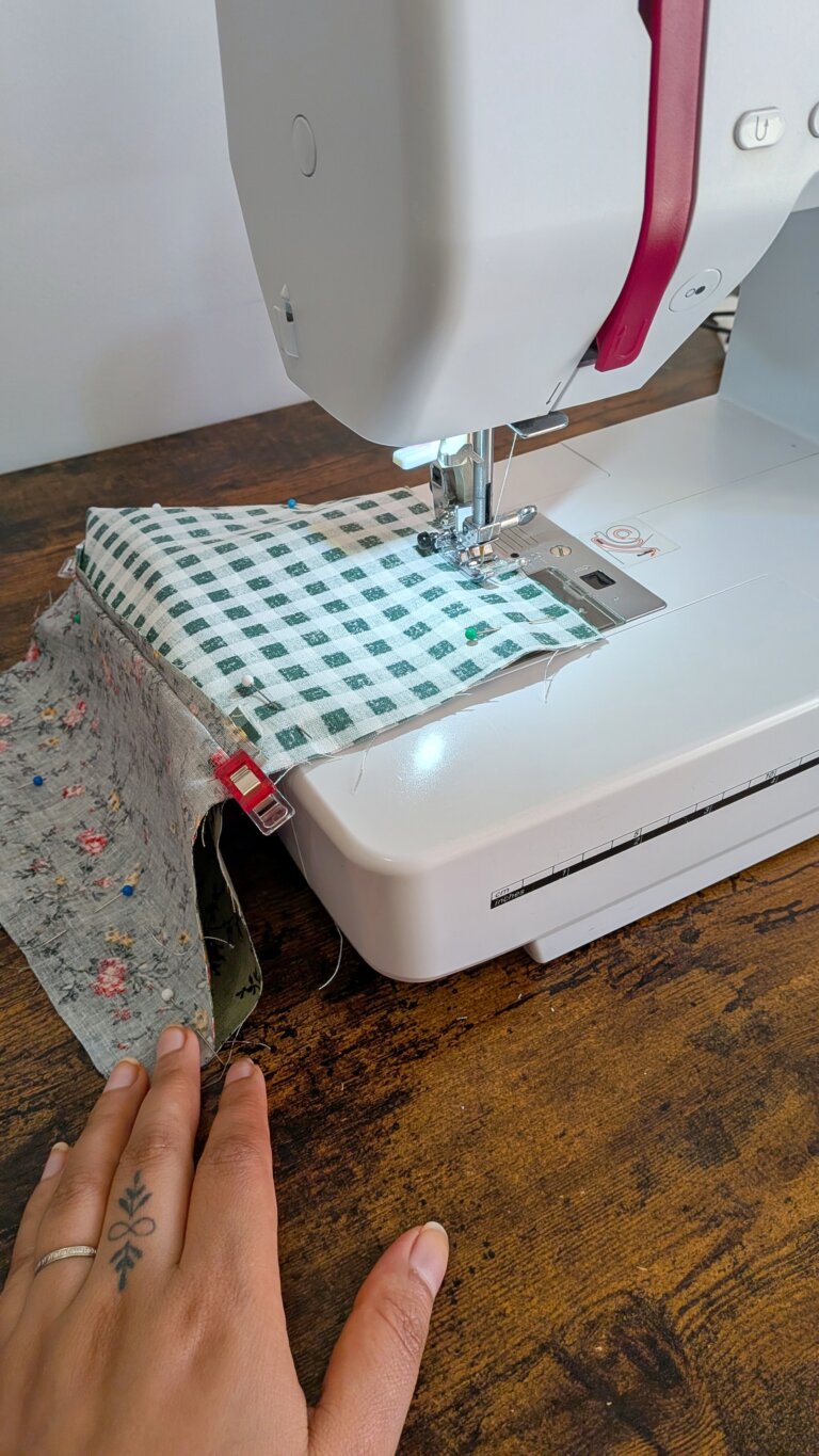 pochette zippée plate en tissu coloré, projet couture débutant, tutoriel couture facile, fermeture éclair posée sur la pochette, couture facile pour débutant, tuto pochette zippée, étapes de couture de la trousse, pochette zippée plate, utiliser des chutes de tissu, couture des coins de la pochette, trousse facile à coudre, projet zéro déchet, pochette zippée finie sur fond blanc, tuto couture débutant, pochette réutilisant des chutes, tissu matelassé pour pochette zippée, couture facile, projet couture pour débutant, ajout de thermocollant sur pochette, trousse couture rapide, pochette zippée DIY, variantes patchwork de la pochette, couture zéro déchet, tutoriel pochette facile, Tuto couture facile : coudre une pochette zippée plate – projet débutant et zéro déchet, saruimagine