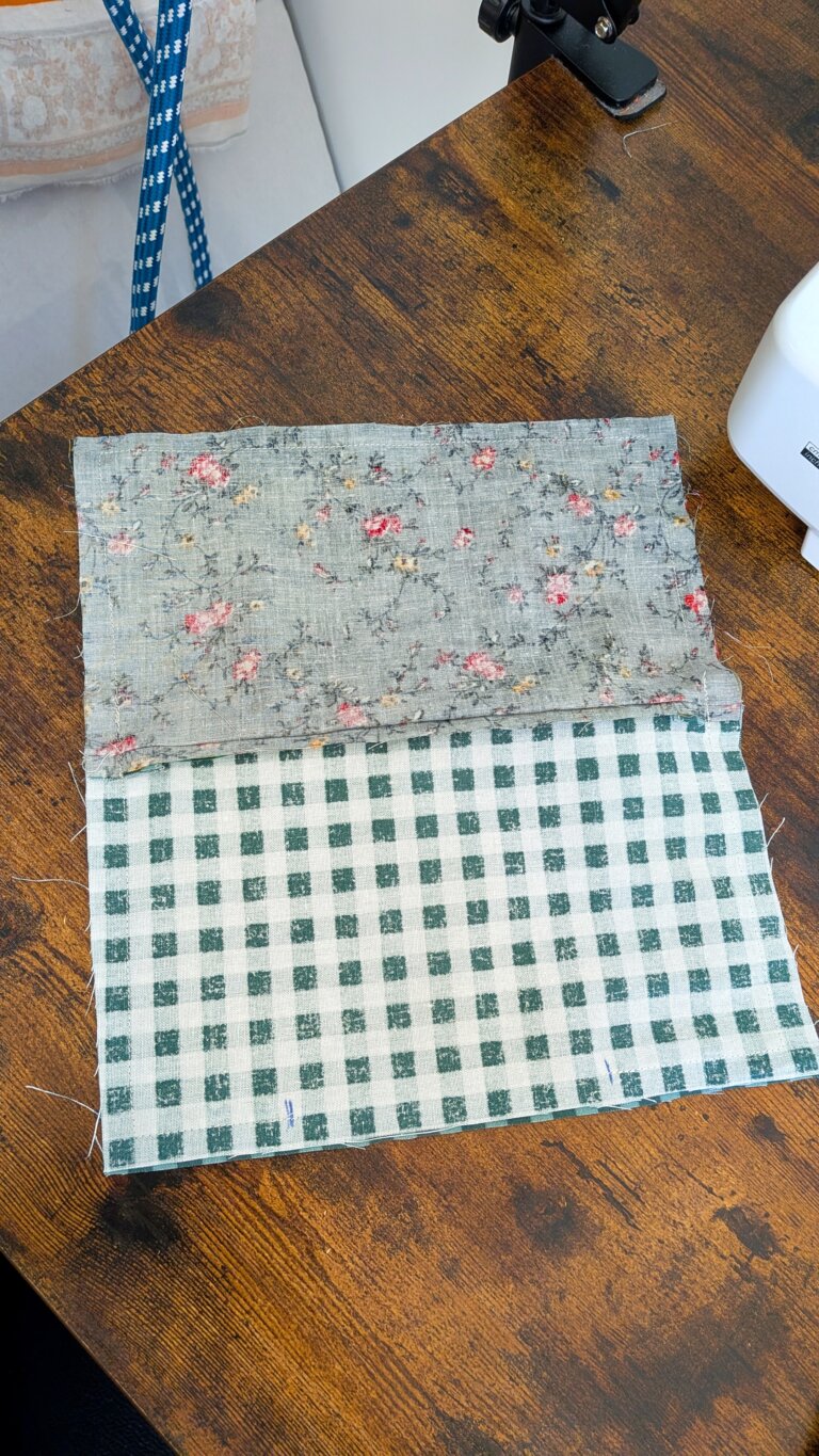 pochette zippée plate en tissu coloré, projet couture débutant, tutoriel couture facile, fermeture éclair posée sur la pochette, couture facile pour débutant, tuto pochette zippée, étapes de couture de la trousse, pochette zippée plate, utiliser des chutes de tissu, couture des coins de la pochette, trousse facile à coudre, projet zéro déchet, pochette zippée finie sur fond blanc, tuto couture débutant, pochette réutilisant des chutes, tissu matelassé pour pochette zippée, couture facile, projet couture pour débutant, ajout de thermocollant sur pochette, trousse couture rapide, pochette zippée DIY, variantes patchwork de la pochette, couture zéro déchet, tutoriel pochette facile, Tuto couture facile : coudre une pochette zippée plate – projet débutant et zéro déchet, saruimagine