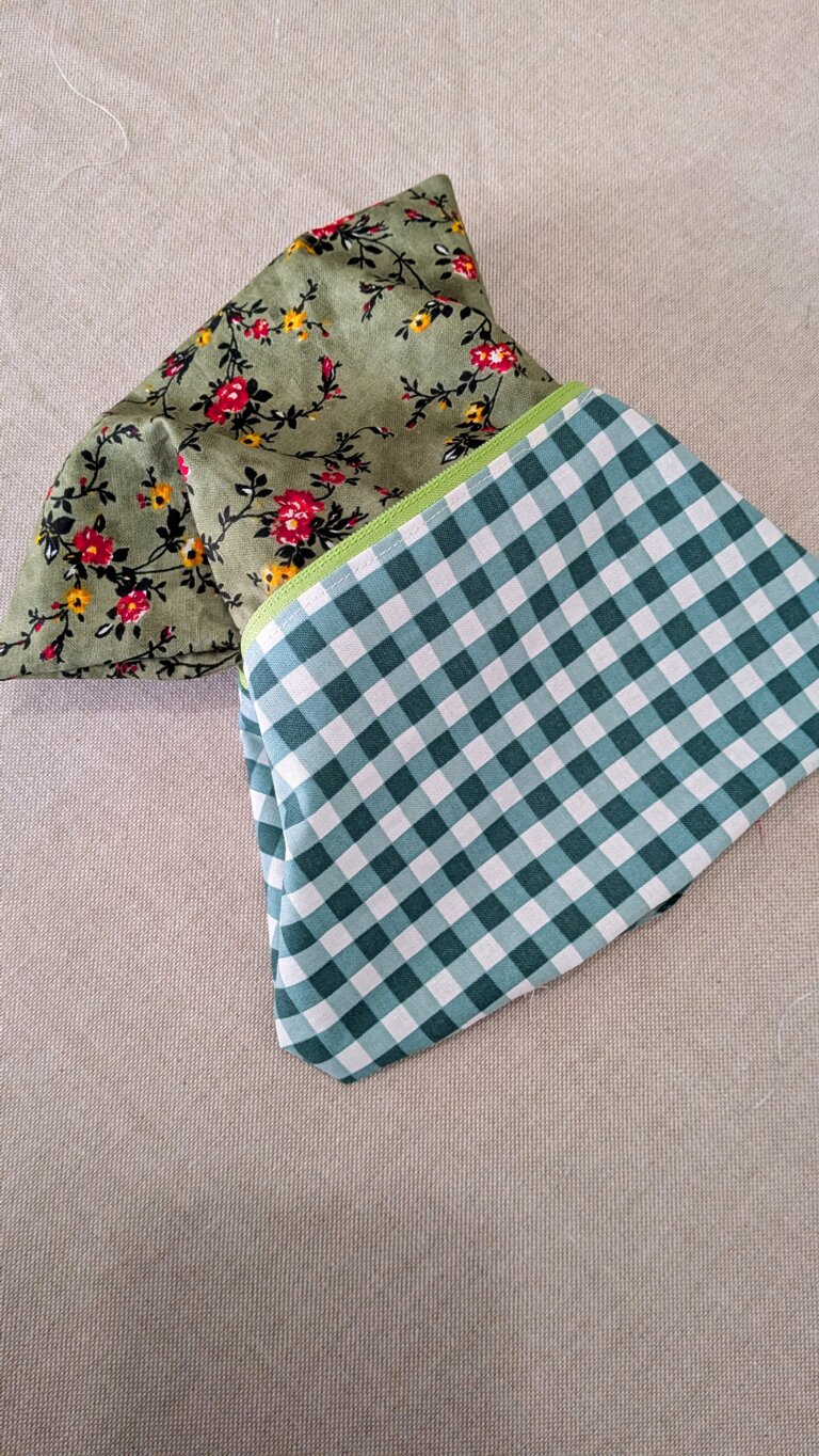 pochette zippée plate en tissu coloré, projet couture débutant, tutoriel couture facile, fermeture éclair posée sur la pochette, couture facile pour débutant, tuto pochette zippée, étapes de couture de la trousse, pochette zippée plate, utiliser des chutes de tissu, couture des coins de la pochette, trousse facile à coudre, projet zéro déchet, pochette zippée finie sur fond blanc, tuto couture débutant, pochette réutilisant des chutes, tissu matelassé pour pochette zippée, couture facile, projet couture pour débutant, ajout de thermocollant sur pochette, trousse couture rapide, pochette zippée DIY, variantes patchwork de la pochette, couture zéro déchet, tutoriel pochette facile, Tuto couture facile : coudre une pochette zippée plate – projet débutant et zéro déchet, saruimagine