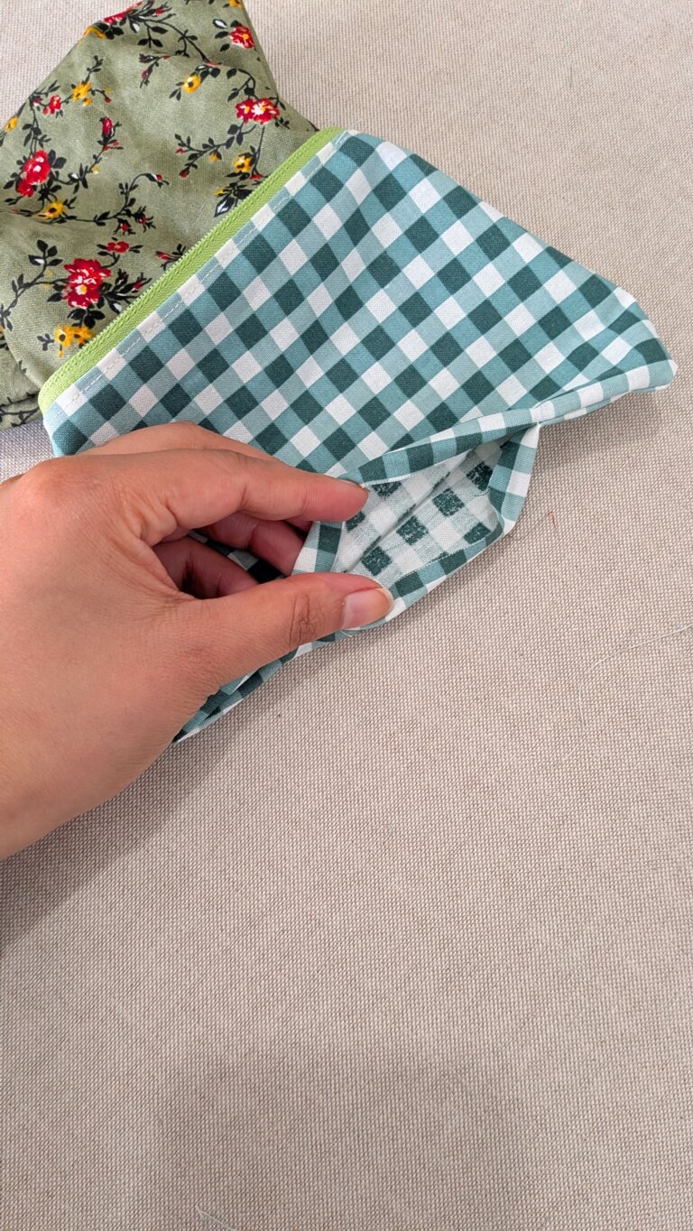pochette zippée plate en tissu coloré, projet couture débutant, tutoriel couture facile, fermeture éclair posée sur la pochette, couture facile pour débutant, tuto pochette zippée, étapes de couture de la trousse, pochette zippée plate, utiliser des chutes de tissu, couture des coins de la pochette, trousse facile à coudre, projet zéro déchet, pochette zippée finie sur fond blanc, tuto couture débutant, pochette réutilisant des chutes, tissu matelassé pour pochette zippée, couture facile, projet couture pour débutant, ajout de thermocollant sur pochette, trousse couture rapide, pochette zippée DIY, variantes patchwork de la pochette, couture zéro déchet, tutoriel pochette facile, Tuto couture facile : coudre une pochette zippée plate – projet débutant et zéro déchet, saruimagine