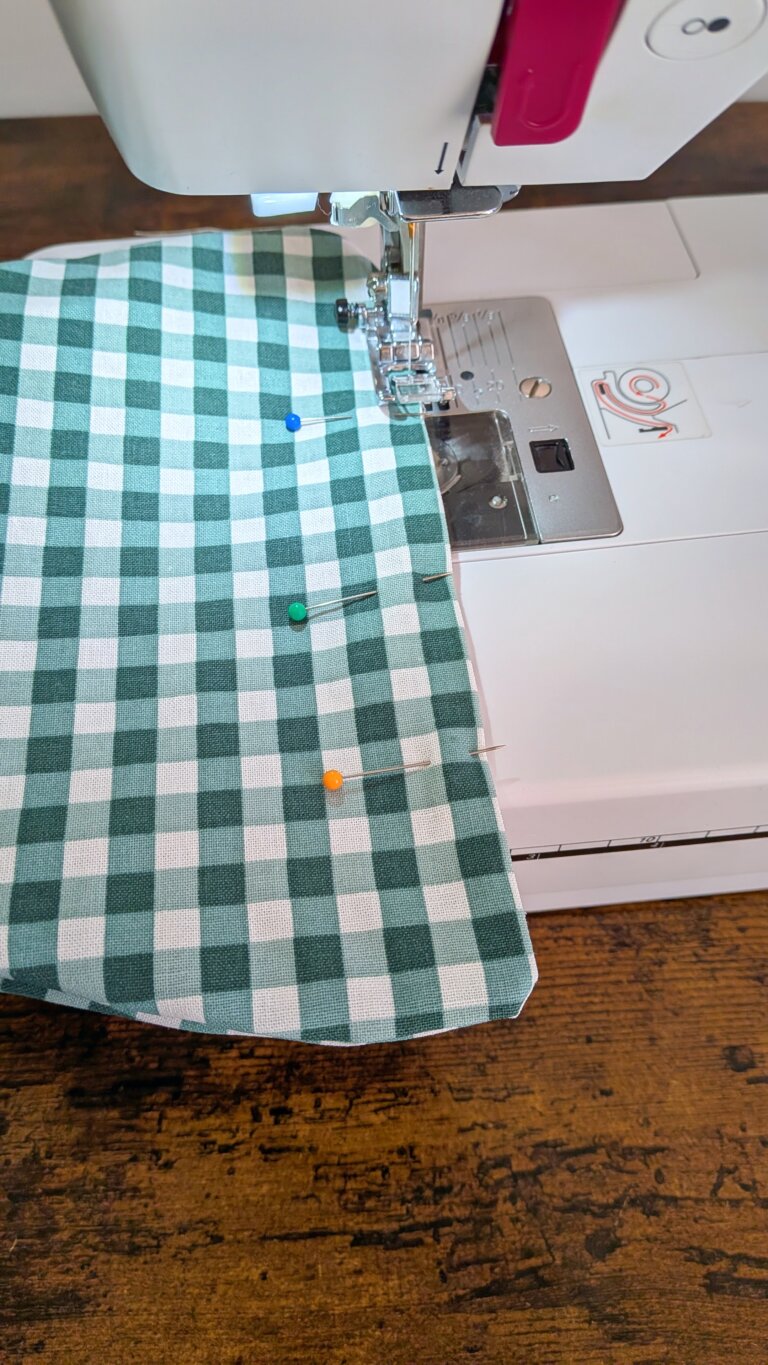 pochette zippée plate en tissu coloré, projet couture débutant, tutoriel couture facile, fermeture éclair posée sur la pochette, couture facile pour débutant, tuto pochette zippée, étapes de couture de la trousse, pochette zippée plate, utiliser des chutes de tissu, couture des coins de la pochette, trousse facile à coudre, projet zéro déchet, pochette zippée finie sur fond blanc, tuto couture débutant, pochette réutilisant des chutes, tissu matelassé pour pochette zippée, couture facile, projet couture pour débutant, ajout de thermocollant sur pochette, trousse couture rapide, pochette zippée DIY, variantes patchwork de la pochette, couture zéro déchet, tutoriel pochette facile, Tuto couture facile : coudre une pochette zippée plate – projet débutant et zéro déchet, saruimagine