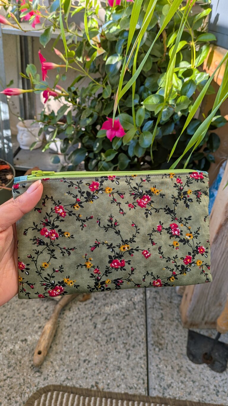 pochette zippée plate en tissu coloré, projet couture débutant, tutoriel couture facile, fermeture éclair posée sur la pochette, couture facile pour débutant, tuto pochette zippée, étapes de couture de la trousse, pochette zippée plate, utiliser des chutes de tissu, couture des coins de la pochette, trousse facile à coudre, projet zéro déchet, pochette zippée finie sur fond blanc, tuto couture débutant, pochette réutilisant des chutes, tissu matelassé pour pochette zippée, couture facile, projet couture pour débutant, ajout de thermocollant sur pochette, trousse couture rapide, pochette zippée DIY, variantes patchwork de la pochette, couture zéro déchet, tutoriel pochette facile, Tuto couture facile : coudre une pochette zippée plate – projet débutant et zéro déchet, saruimagine