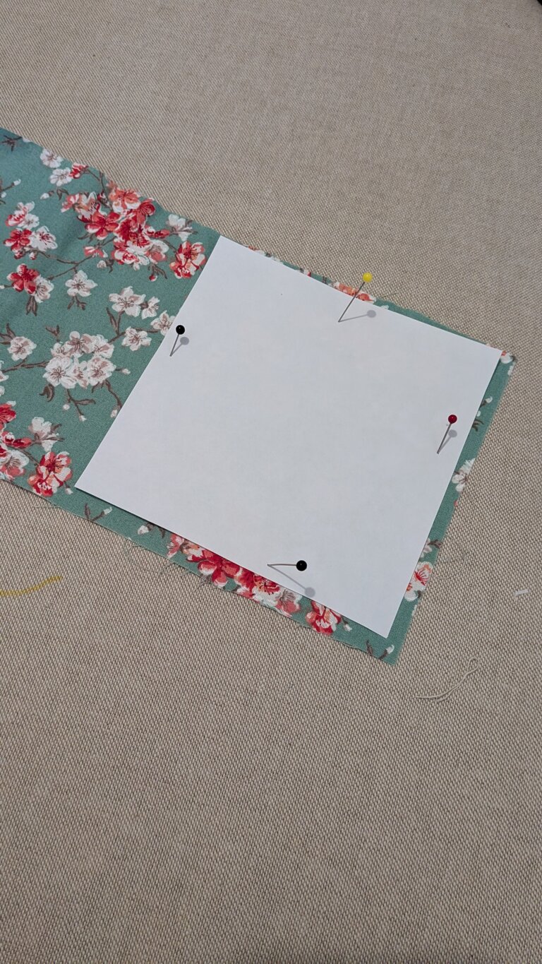 DIY Couture Facile : Cousez Vos Propres Cotons Démaquillants Lavables en Bambou Éponge, saruimagine, coton démaquillant lavable cousu main posé sur une table en bois, lingettes démaquillantes réutilisables en bambou éponge et tissu coloré, matériel de couture avec ciseaux épingles et chutes de tissu pour fabriquer des cotons lavables, étapes de couture d’un coton démaquillant carré en bambou éponge, couture facile pour débutants avec machine à coudre et lingettes lavables, pile de cotons démaquillants lavables pliés dans une panière en osier, détail d’un coton démaquillant lavable 10x10 cm avec surpiqûre, tissus colorés et éponge bambou utilisés pour un projet couture zéro déchet, coffret cadeau écologique avec cotons démaquillants lavables et savon solide, lingettes démaquillantes réutilisables séchant à l’air libre sur un fil, détail d’un tissu bambou éponge blanc doux pour couture zéro déchet, projet couture durable et écoresponsable pour fabriquer des cotons démaquillants lavables, lingettes démaquillantes lavables pliées à côté d’un flacon de lotion naturelle, idée cadeau fait main et écologique avec cotons démaquillants lavables cousus maison, coton démaquillant lavable carré avec face en tissu imprimé et face en bambou éponge.