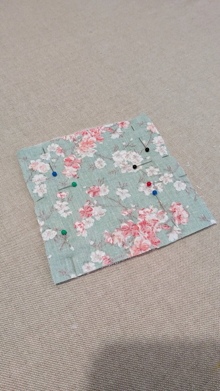 DIY Couture Facile : Cousez Vos Propres Cotons Démaquillants Lavables en Bambou Éponge, saruimagine, coton démaquillant lavable cousu main posé sur une table en bois, lingettes démaquillantes réutilisables en bambou éponge et tissu coloré, matériel de couture avec ciseaux épingles et chutes de tissu pour fabriquer des cotons lavables, étapes de couture d’un coton démaquillant carré en bambou éponge, couture facile pour débutants avec machine à coudre et lingettes lavables, pile de cotons démaquillants lavables pliés dans une panière en osier, détail d’un coton démaquillant lavable 10x10 cm avec surpiqûre, tissus colorés et éponge bambou utilisés pour un projet couture zéro déchet, coffret cadeau écologique avec cotons démaquillants lavables et savon solide, lingettes démaquillantes réutilisables séchant à l’air libre sur un fil, détail d’un tissu bambou éponge blanc doux pour couture zéro déchet, projet couture durable et écoresponsable pour fabriquer des cotons démaquillants lavables, lingettes démaquillantes lavables pliées à côté d’un flacon de lotion naturelle, idée cadeau fait main et écologique avec cotons démaquillants lavables cousus maison, coton démaquillant lavable carré avec face en tissu imprimé et face en bambou éponge.