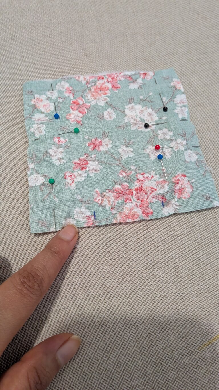 DIY Couture Facile : Cousez Vos Propres Cotons Démaquillants Lavables en Bambou Éponge, saruimagine, coton démaquillant lavable cousu main posé sur une table en bois, lingettes démaquillantes réutilisables en bambou éponge et tissu coloré, matériel de couture avec ciseaux épingles et chutes de tissu pour fabriquer des cotons lavables, étapes de couture d’un coton démaquillant carré en bambou éponge, couture facile pour débutants avec machine à coudre et lingettes lavables, pile de cotons démaquillants lavables pliés dans une panière en osier, détail d’un coton démaquillant lavable 10x10 cm avec surpiqûre, tissus colorés et éponge bambou utilisés pour un projet couture zéro déchet, coffret cadeau écologique avec cotons démaquillants lavables et savon solide, lingettes démaquillantes réutilisables séchant à l’air libre sur un fil, détail d’un tissu bambou éponge blanc doux pour couture zéro déchet, projet couture durable et écoresponsable pour fabriquer des cotons démaquillants lavables, lingettes démaquillantes lavables pliées à côté d’un flacon de lotion naturelle, idée cadeau fait main et écologique avec cotons démaquillants lavables cousus maison, coton démaquillant lavable carré avec face en tissu imprimé et face en bambou éponge.