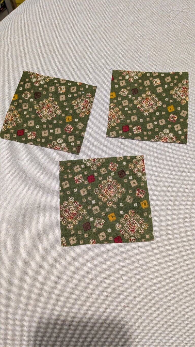 marque-page triangulaire en tissu, DIY couture, projet zéro déchet, cadeau fait main, pliage du triangle, surpiqûre autour, chutes de tissu réutilisées, marque-page pour livre, idée cadeau Noël, tutoriel couture facile, saruimagine, idée cadeau de Noël