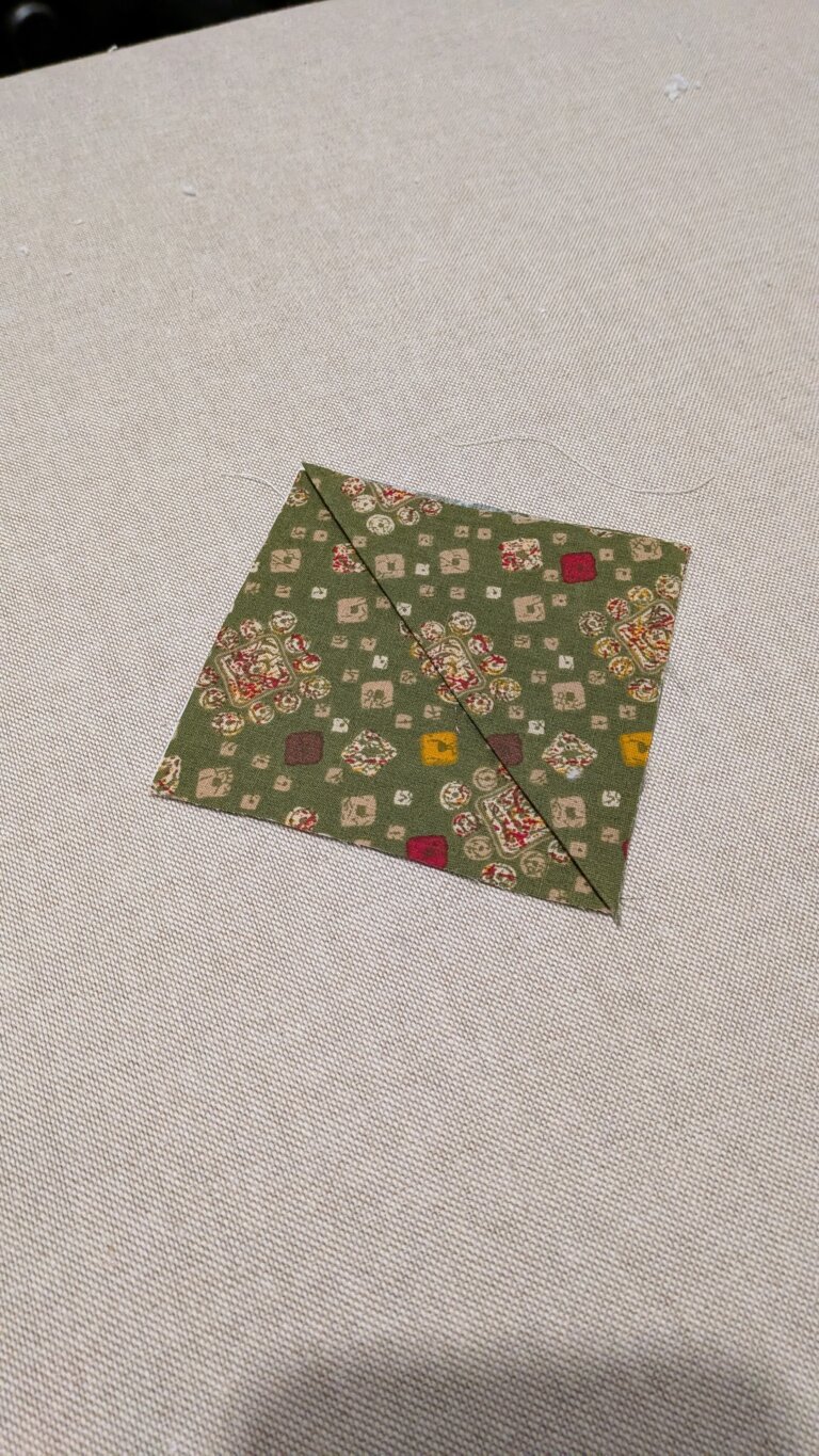 marque-page triangulaire en tissu, DIY couture, projet zéro déchet, cadeau fait main, pliage du triangle, surpiqûre autour, chutes de tissu réutilisées, marque-page pour livre, idée cadeau Noël, tutoriel couture facile, saruimagine, idée cadeau de Noël, diy marque page, projet couture