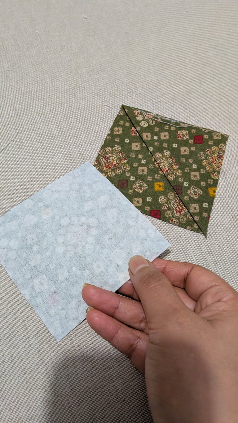 marque-page triangulaire en tissu, DIY couture, projet zéro déchet, cadeau fait main, pliage du triangle, surpiqûre autour, chutes de tissu réutilisées, marque-page pour livre, idée cadeau Noël, tutoriel couture facile, saruimagine, idée cadeau de Noël, diy marque page, projet couture