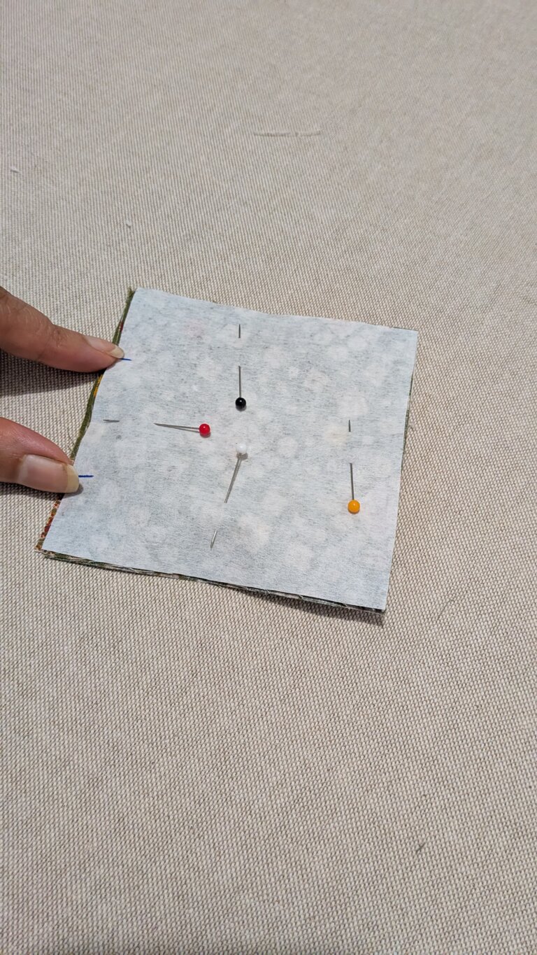 marque-page triangulaire en tissu, DIY couture, projet zéro déchet, cadeau fait main, pliage du triangle, surpiqûre autour, chutes de tissu réutilisées, marque-page pour livre, idée cadeau Noël, tutoriel couture facile, saruimagine, idée cadeau de Noël, diy marque page, projet couture