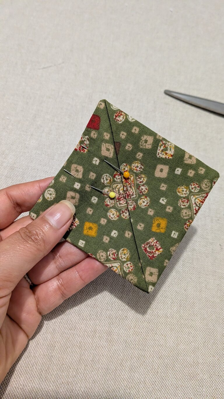 marque-page triangulaire en tissu, DIY couture, projet zéro déchet, cadeau fait main, pliage du triangle, surpiqûre autour, chutes de tissu réutilisées, marque-page pour livre, idée cadeau Noël, tutoriel couture facile, saruimagine, idée cadeau de Noël, diy marque page, projet couture