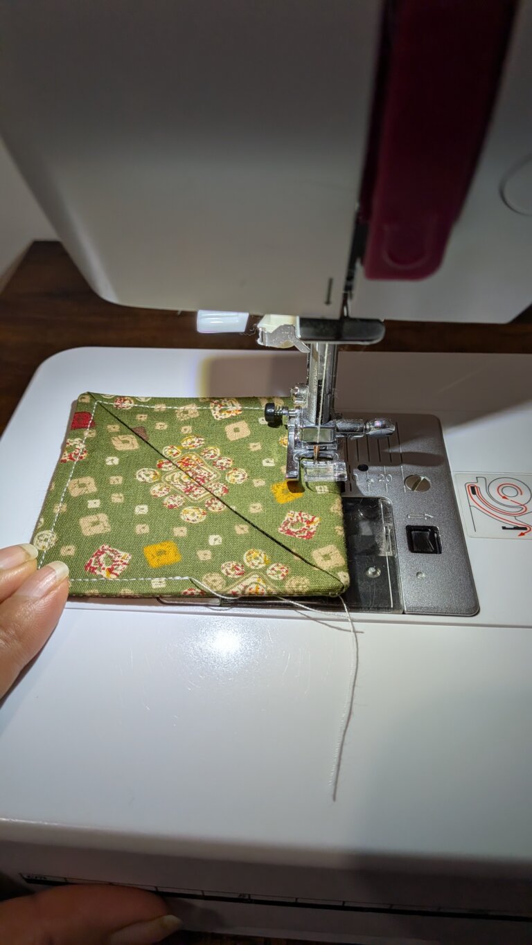 marque-page triangulaire en tissu, DIY couture, projet zéro déchet, cadeau fait main, pliage du triangle, surpiqûre autour, chutes de tissu réutilisées, marque-page pour livre, idée cadeau Noël, tutoriel couture facile, saruimagine, idée cadeau de Noël, diy marque page, projet couture