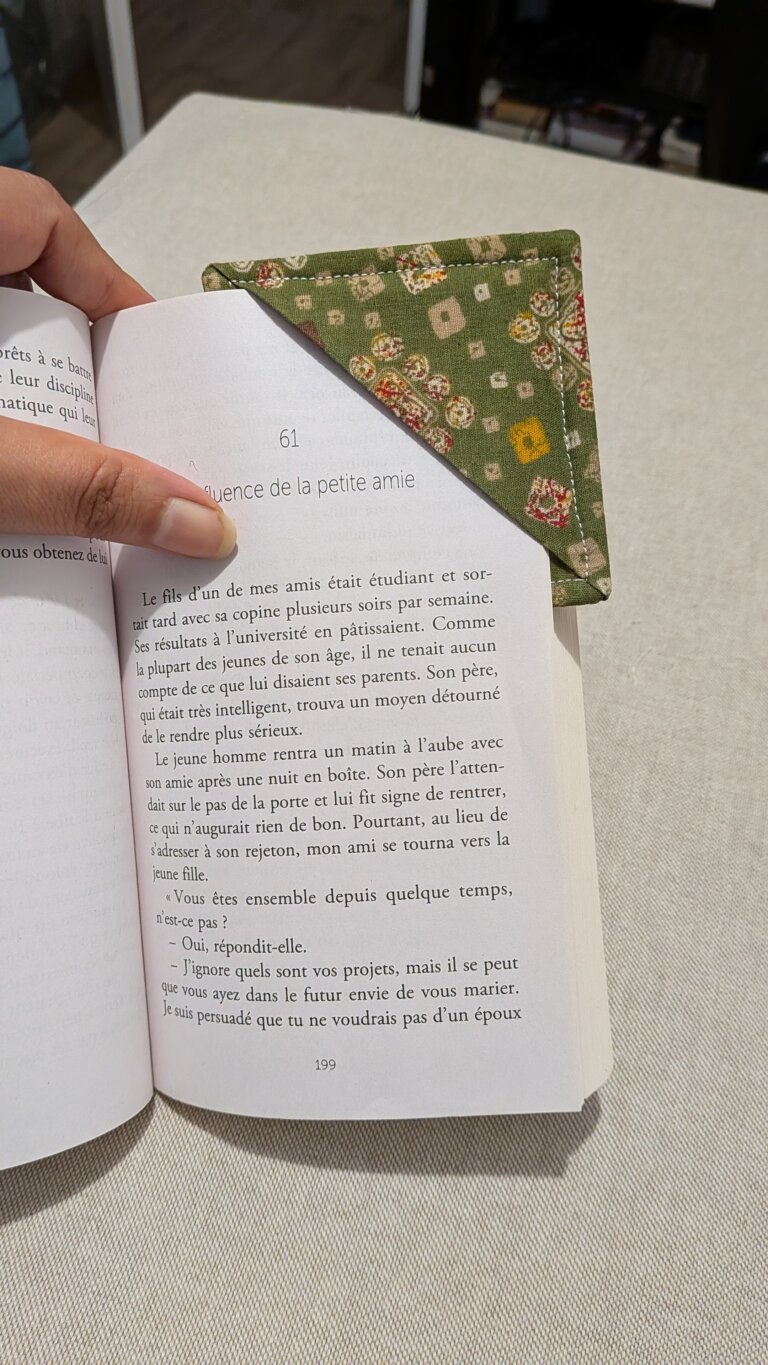 marque-page triangulaire en tissu, DIY couture, projet zéro déchet, cadeau fait main, pliage du triangle, surpiqûre autour, chutes de tissu réutilisées, marque-page pour livre, idée cadeau Noël, tutoriel couture facile, saruimagine, idée cadeau de Noël, diy marque page, projet couture