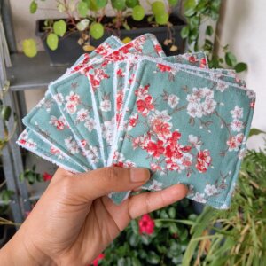 DIY Couture Facile : Cousez Vos Propres Cotons Démaquillants Lavables en Bambou Éponge, saruimagine, coton démaquillant lavable cousu main posé sur une table en bois, lingettes démaquillantes réutilisables en bambou éponge et tissu coloré, matériel de couture avec ciseaux épingles et chutes de tissu pour fabriquer des cotons lavables, étapes de couture d’un coton démaquillant carré en bambou éponge, couture facile pour débutants avec machine à coudre et lingettes lavables, pile de cotons démaquillants lavables pliés dans une panière en osier, détail d’un coton démaquillant lavable 10x10 cm avec surpiqûre, tissus colorés et éponge bambou utilisés pour un projet couture zéro déchet, coffret cadeau écologique avec cotons démaquillants lavables et savon solide, lingettes démaquillantes réutilisables séchant à l’air libre sur un fil, détail d’un tissu bambou éponge blanc doux pour couture zéro déchet, projet couture durable et écoresponsable pour fabriquer des cotons démaquillants lavables, lingettes démaquillantes lavables pliées à côté d’un flacon de lotion naturelle, idée cadeau fait main et écologique avec cotons démaquillants lavables cousus maison, coton démaquillant lavable carré avec face en tissu imprimé et face en bambou éponge.