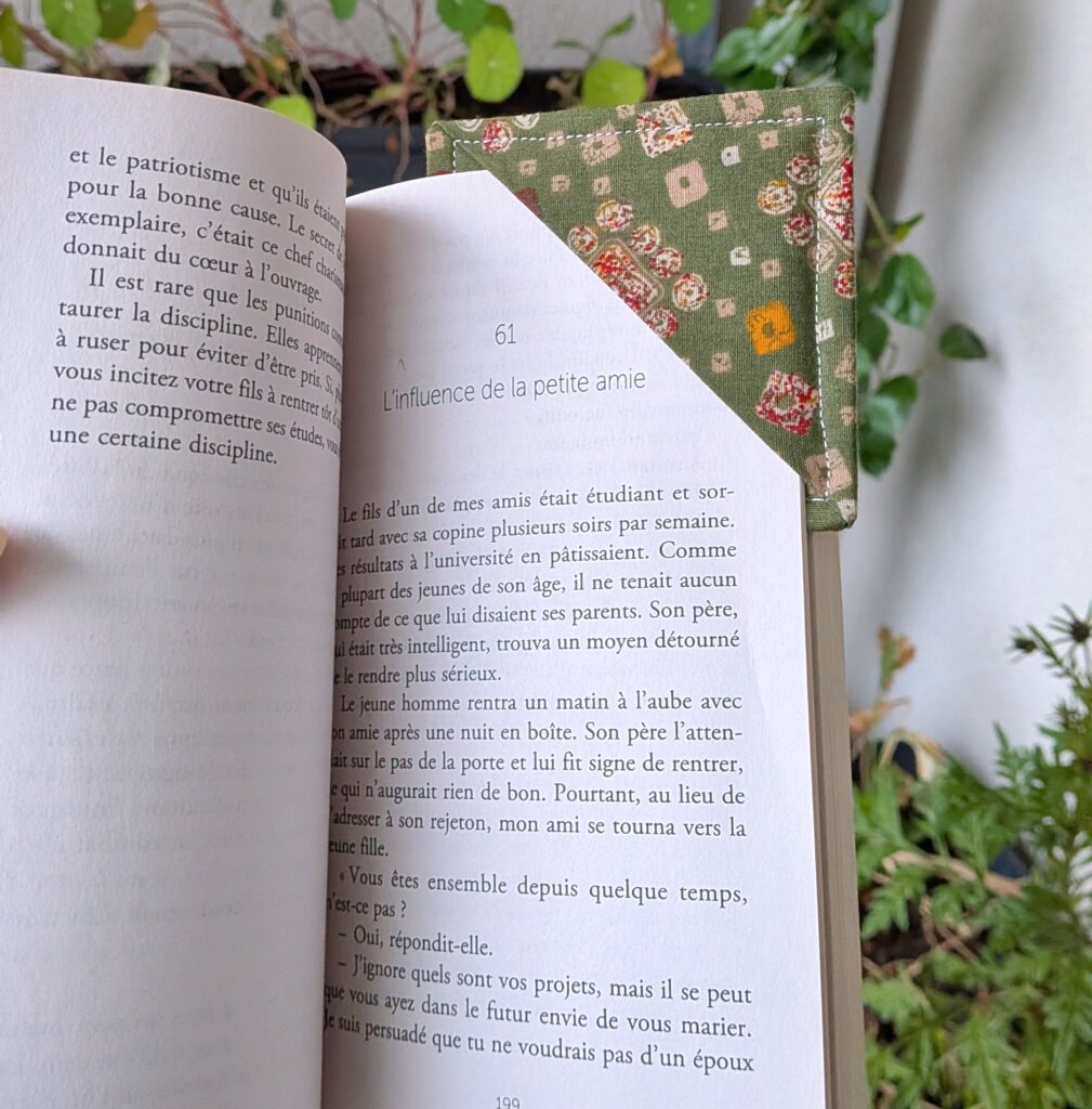 marque-page triangulaire en tissu, DIY couture, projet zéro déchet, cadeau fait main, pliage du triangle, surpiqûre autour, chutes de tissu réutilisées, marque-page pour livre, idée cadeau Noël, tutoriel couture facile, saruimagine, idée cadeau de Noël, diy marque page, projet couture