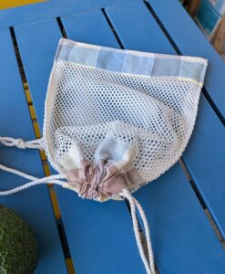 Sac à vrac en filet : le tutoriel débutant parfait pour un sac écologique, pratique et polyvalent, saruimagine, diy Christmas gift, idée cadeau noel, idée cadeau écologique, diy gifts, diy, blog tuto sac à vrac , sac à vrac en filet fait main, tutoriel couture débutant, sac écologique réutilisable, sac pour fruits et légumes, couture coton et filet, projet DIY facile, sac léger et pratique, idée cadeau Noël, zone du cordon renforcée, couture solide, pochette pratique pour courses et voyage