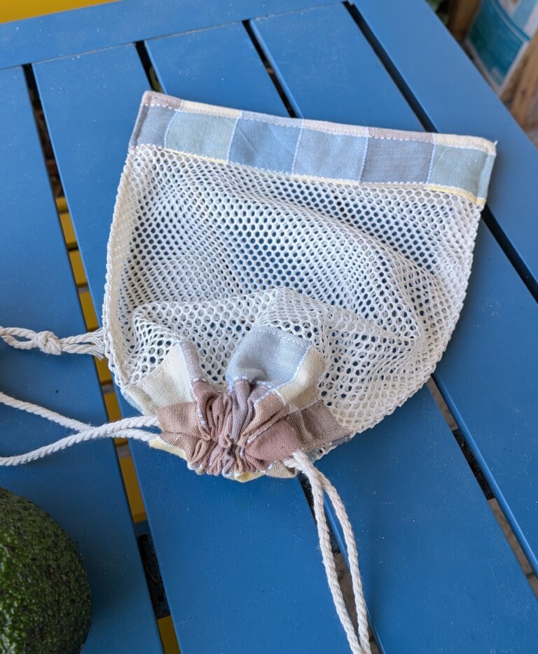 Sac à vrac en filet : le tutoriel débutant parfait pour un sac écologique, pratique et polyvalent, saruimagine, diy Christmas gift, idée cadeau noel, idée cadeau écologique, diy gifts, diy, blog tuto sac à vrac , sac à vrac en filet fait main, tutoriel couture débutant, sac écologique réutilisable, sac pour fruits et légumes, couture coton et filet, projet DIY facile, sac léger et pratique, idée cadeau Noël, zone du cordon renforcée, couture solide, pochette pratique pour courses et voyage