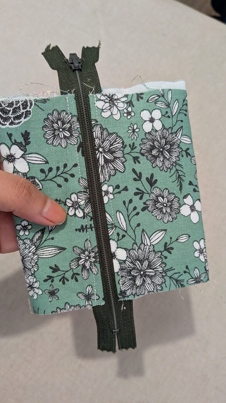 mini porte-monnaie porte-clés zippé fini, tissu matelassé, mousqueton attaché, finition couture anglaise, projet couture débutant, idée cadeau fait main, accessoire pratique, tutoriel blog couture, couture facile et rapide, petit porte-monnaie zippé élégant, saruimagine, tuto couture, diy porte monnaie porte clé, porte clé en tissu, blog couture