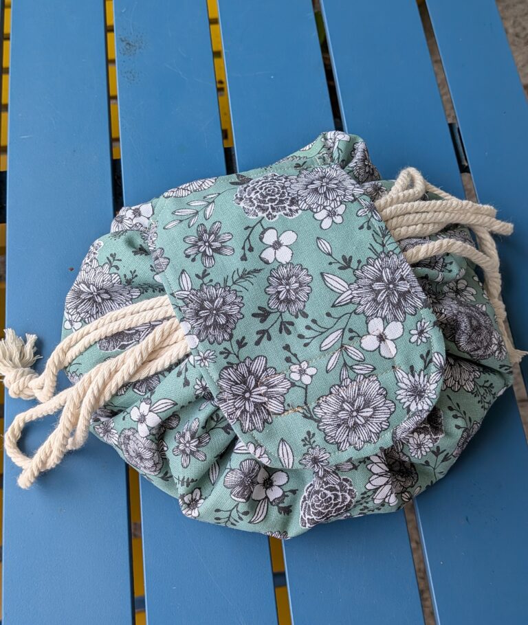 Coudre une trousse de maquillage ronde à cordon avec rabat, Trousse de maquillage ronde à cordon, trousse ronde fermée par un rabat, trousse matelassée pour maquillage, trousse de rangement compacte et pratique, trousse artisanale en coton, trousse de maquillage avec cordon ajustable, trousse élégante et portable, trousse de voyage pour cosmétiques, trousse DIY finie, trousse circulaire avec fermeture scratch, saruimagine, blog couture