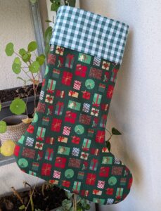 Chaussette de Noël DIY : tutoriel couture complet étape par étape (avec patron fait maison), Chaussette de Noël faite main, couture DIY, tissu coton à motif de Noël, doublure matelassée, décoration festive, revers plié, boucle d’accrochage, saruimagine, blog couture, blog, couture chaussette de Noël, création de Noël, Noël, fin Nöel, tuto, tuto nöel