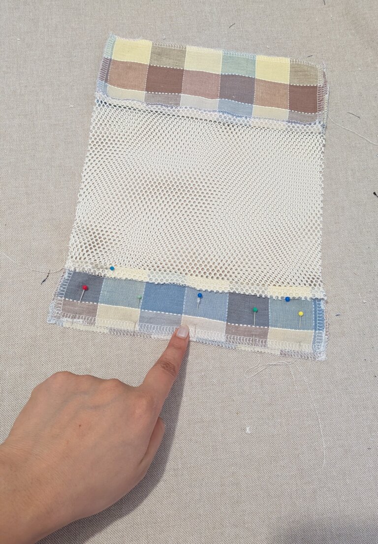 Sac à vrac en filet : le tutoriel débutant parfait pour un sac écologique, pratique et polyvalent, saruimagine, diy Christmas gift, idée cadeau noel, idée cadeau écologique, diy gifts, diy, blog tuto sac à vrac , sac à vrac en filet fait main, tutoriel couture débutant, sac écologique réutilisable, sac pour fruits et légumes, couture coton et filet, projet DIY facile, sac léger et pratique, idée cadeau Noël, zone du cordon renforcée, couture solide, pochette pratique pour courses et voyage