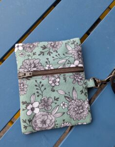 mini porte-monnaie porte-clés zippé fini, tissu matelassé, mousqueton attaché, finition couture anglaise, projet couture débutant, idée cadeau fait main, accessoire pratique, tutoriel blog couture, couture facile et rapide, petit porte-monnaie zippé élégant, saruimagine, tuto couture, diy porte monnaie porte clé, porte clé en tissu, blog couture