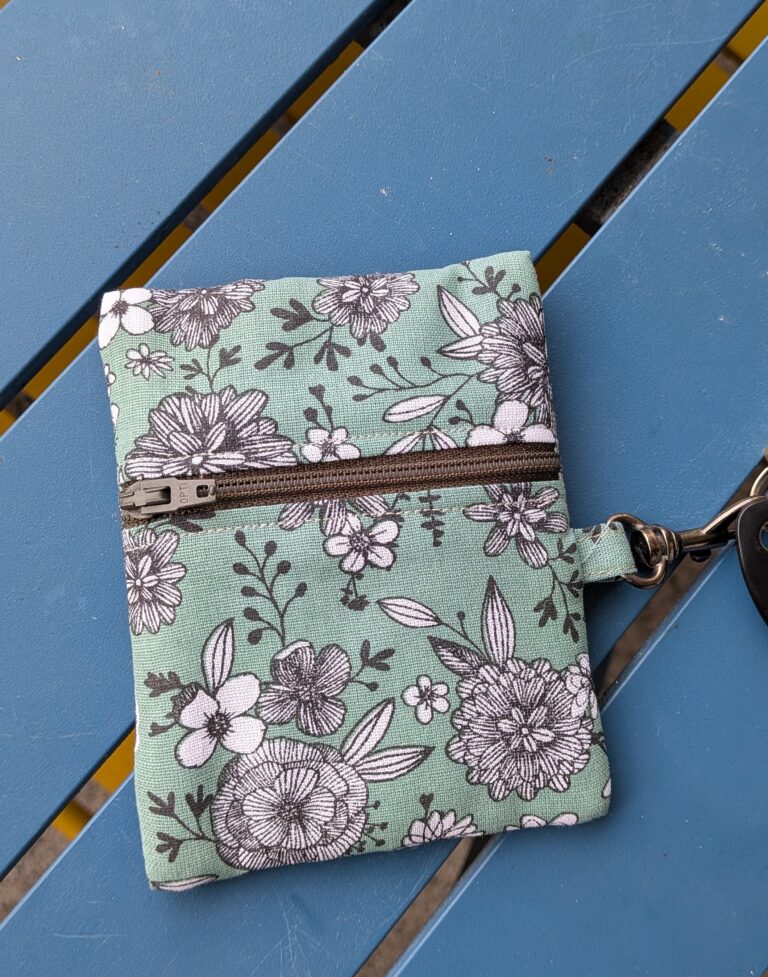 mini porte-monnaie porte-clés zippé fini, tissu matelassé, mousqueton attaché, finition couture anglaise, projet couture débutant, idée cadeau fait main, accessoire pratique, tutoriel blog couture, couture facile et rapide, petit porte-monnaie zippé élégant, saruimagine, tuto couture, diy porte monnaie porte clé, porte clé en tissu, blog couture