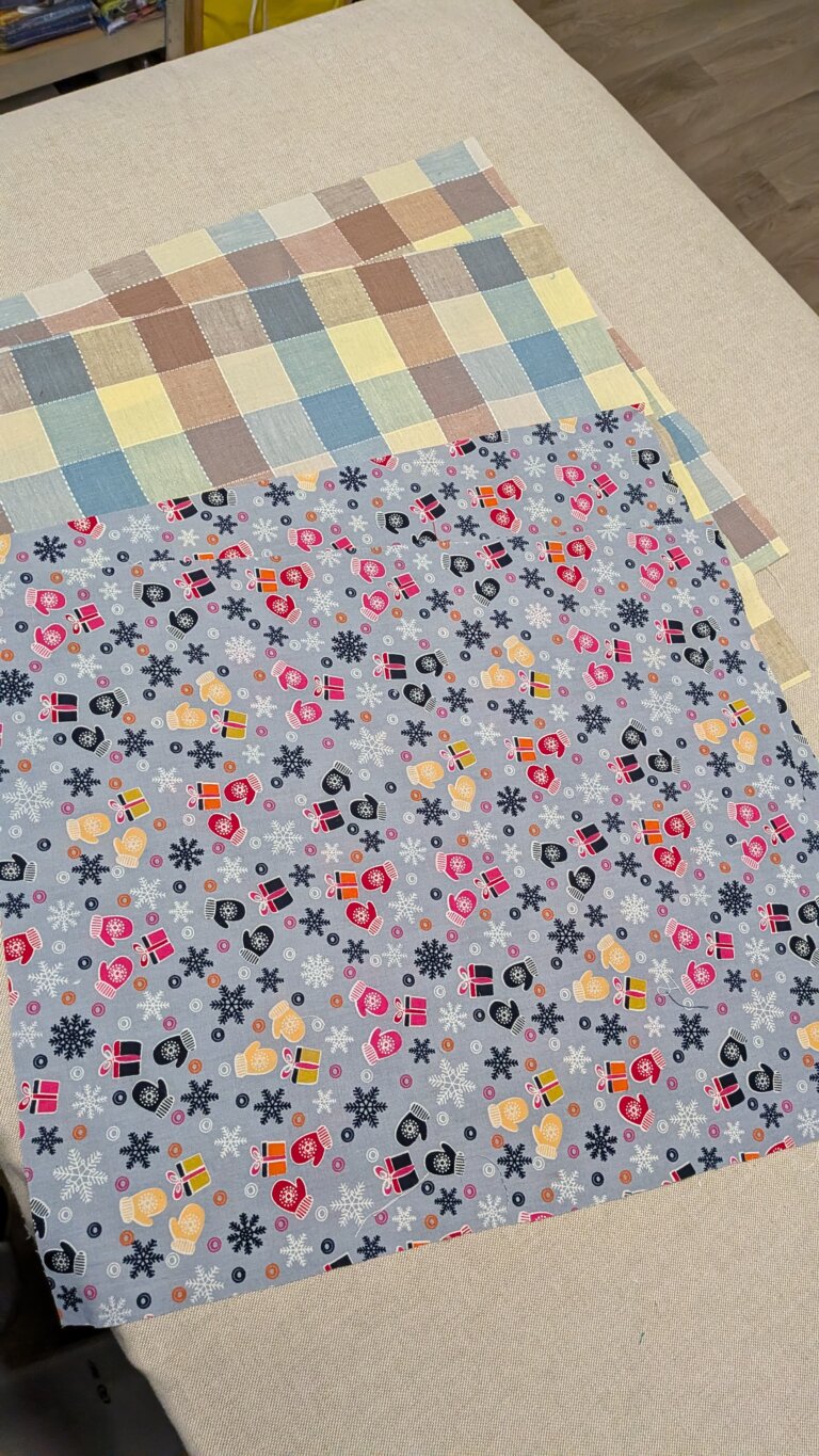 Sac à Coulisse avec Doublure – Pas à Pas, saruimagine, d'y sac à vrac, sac à vrac doublé, sac cadeau, dit sac cadeau, Tissu extérieur et doublure prêts à coudre, couture du bas du sac à coulisse, repassage des côtés pour créer des plis, tracé des lignes de coulisse avec stylo thermosensible, couture des côtés en laissant l’espace pour le cordon, assemblage du tissu extérieur et de la doublure, couture de la bouche du sac en laissant une ouverture, retournement du sac sur l’endroit, surpiqûre des lignes de coulisse pour le cordon, insertion des cordons dans la coulisse, sac à coulisse doublé terminé, utilisation du sac pour rangement ou cadeau, sac en tissu contrasté extérieur et intérieur